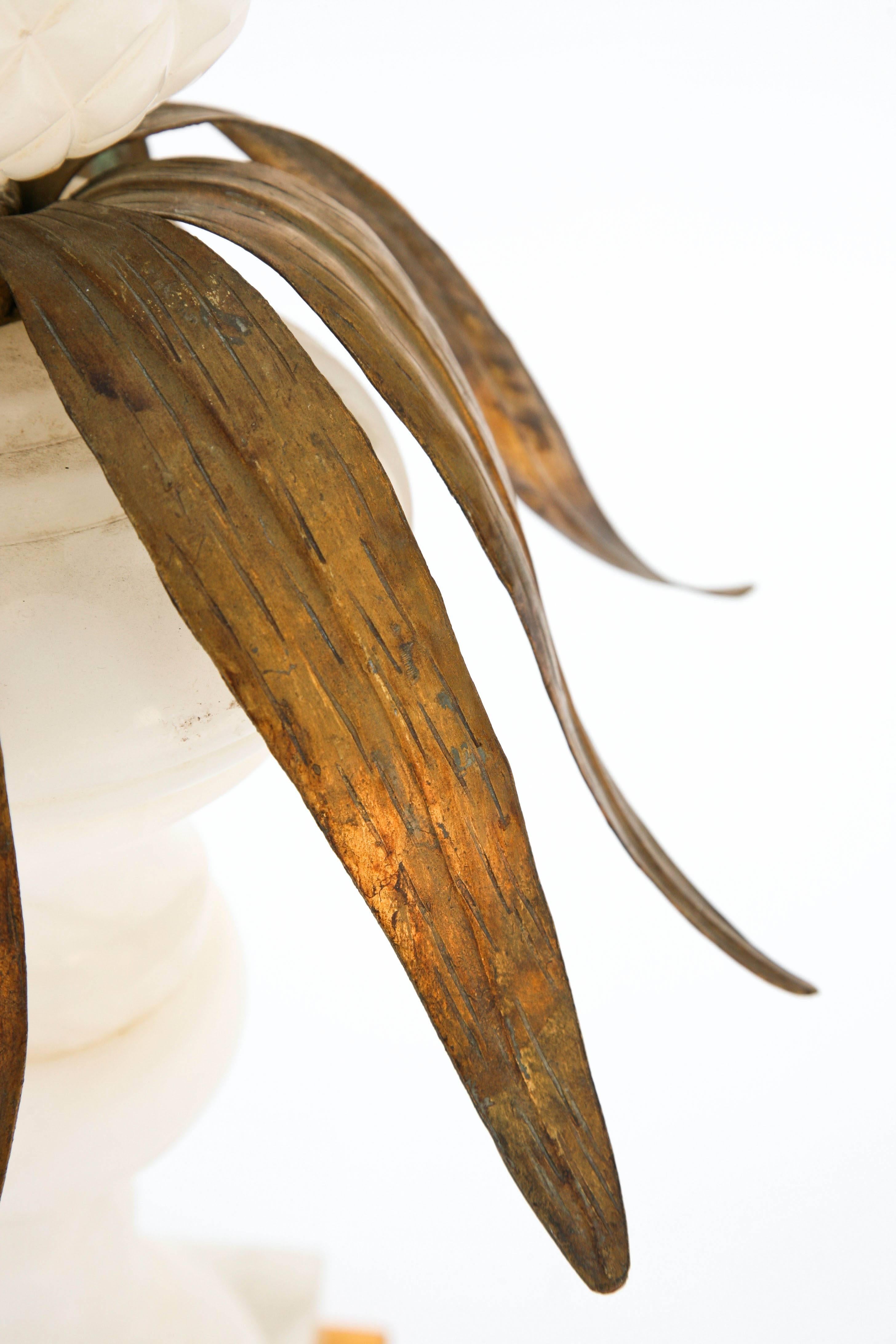Lampe ananas et urne en albâtre avec feuilles de fer doré en vente 1
