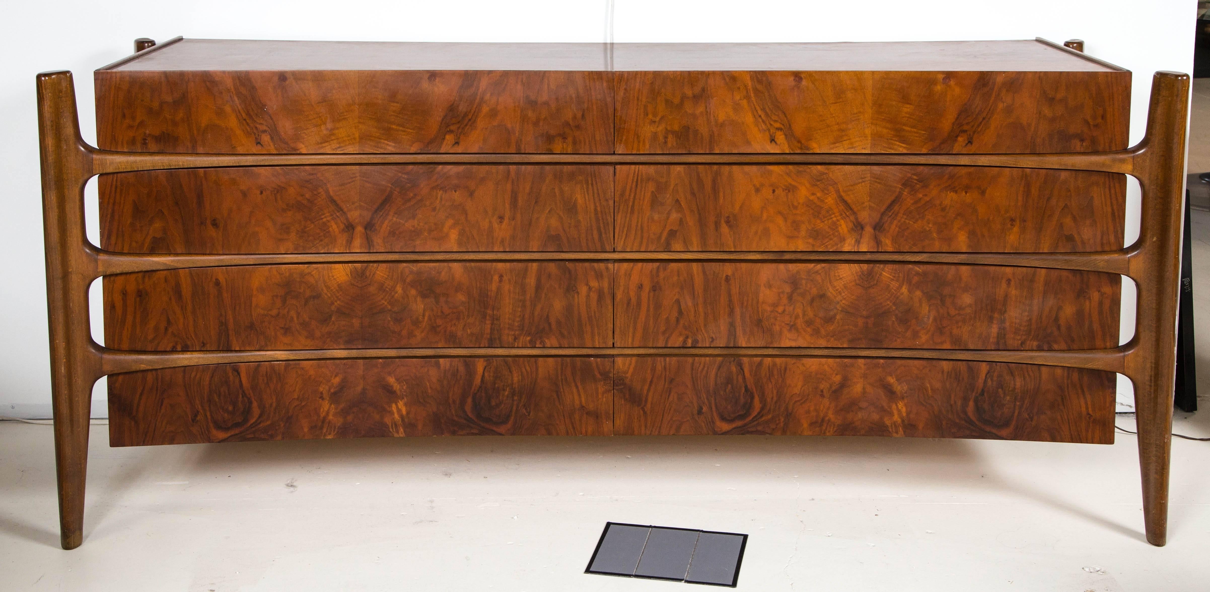 Four-drawer chest by William Hinn for Urban Furniture Sweden, 1950s. Beautiful curved chest or dresser. This piece shows an exquisite organic and amorphic design.