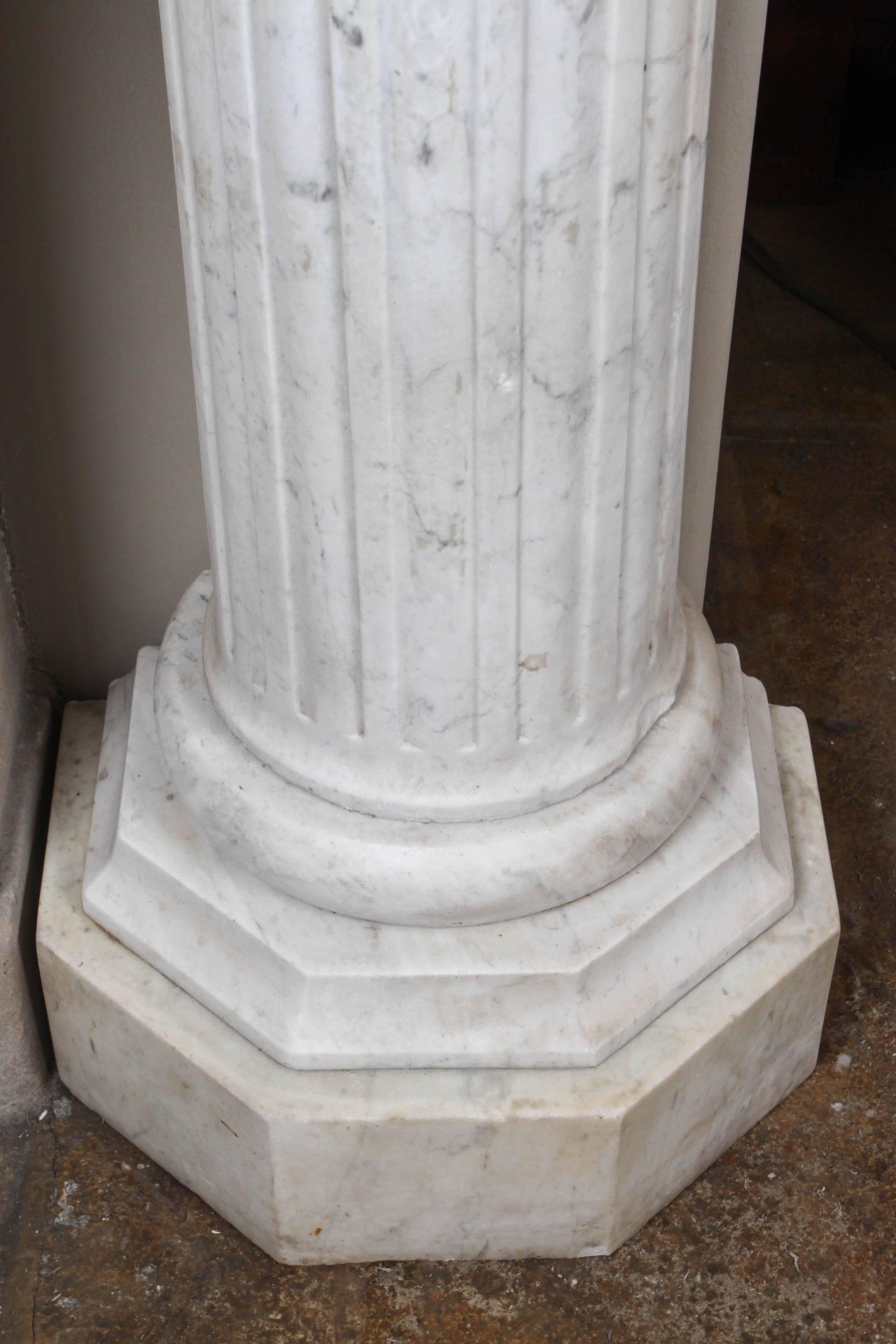 Inconnu Paire de colonnes en marbre sculpté du début du 19e siècle en vente