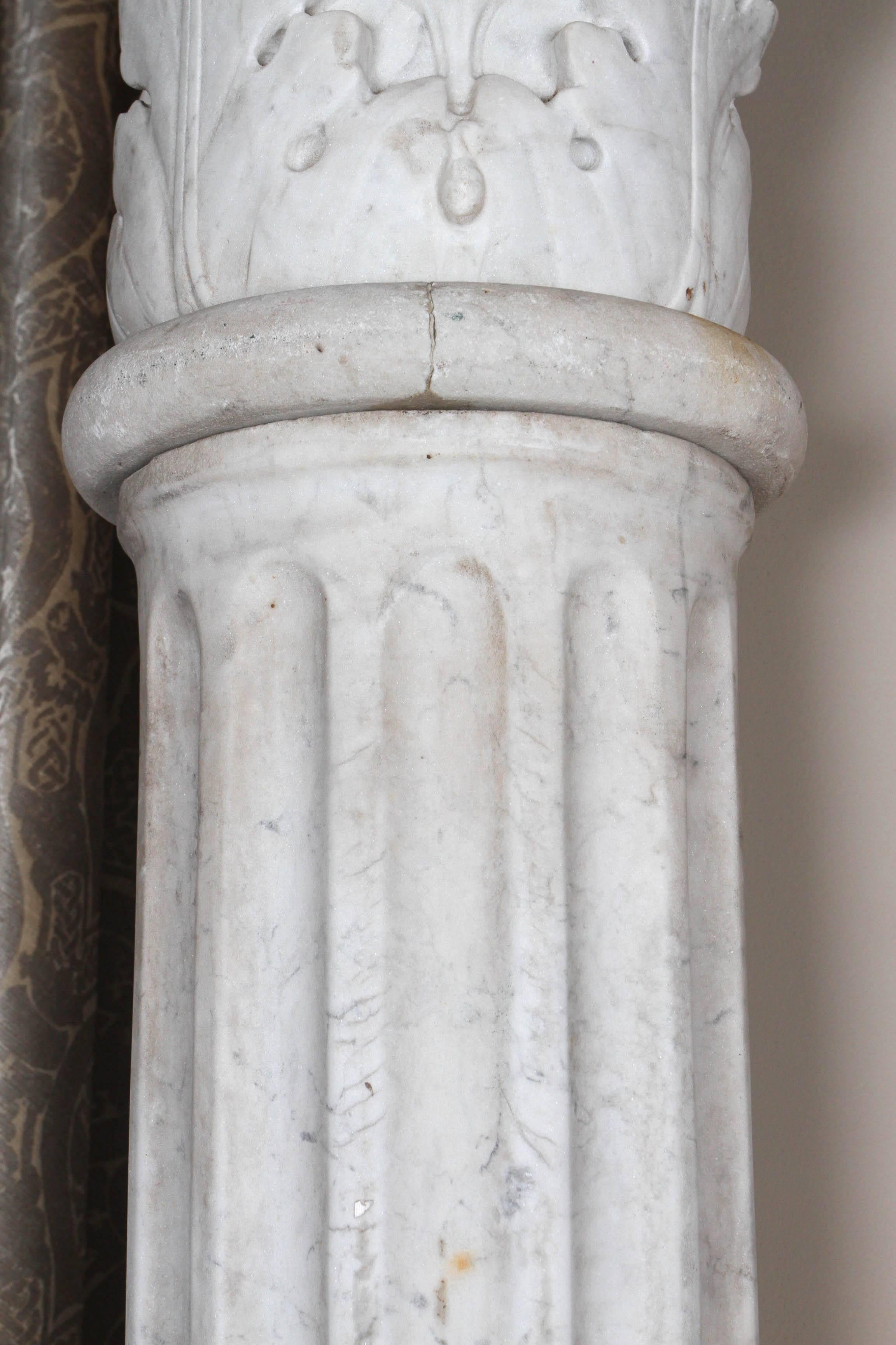 Marbre Paire de colonnes en marbre sculpté du début du 19e siècle en vente