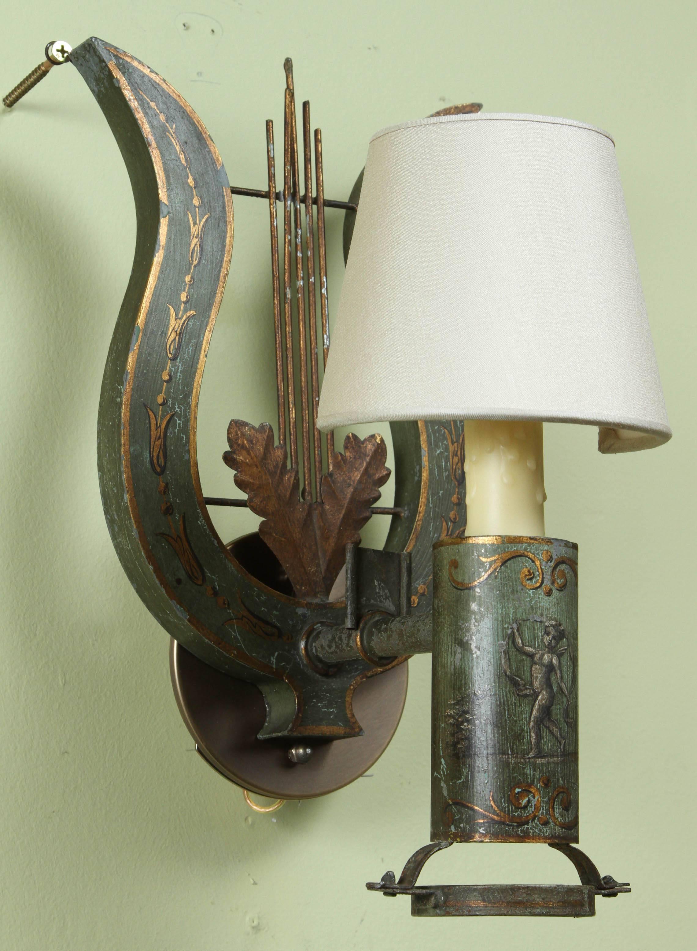 A pair of French Painted Tole Sconces, with a Lyre-shaped back, 19th c. In Excellent Condition For Sale In Los Angeles, CA