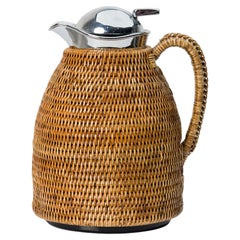 Jarra de agua vintage de plata y mimbre apretado