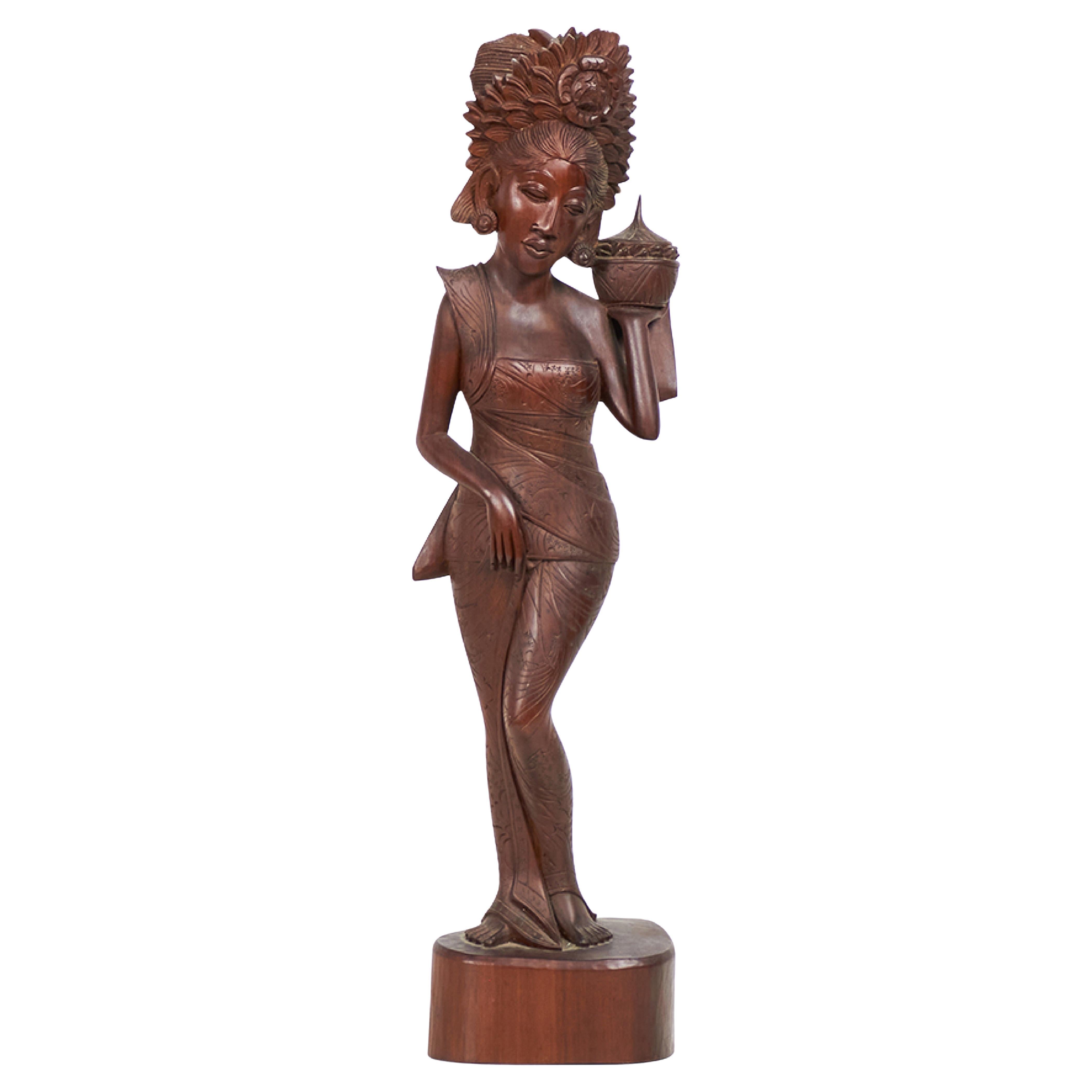 Petite figurine féminine en bois sculpté birman en vente