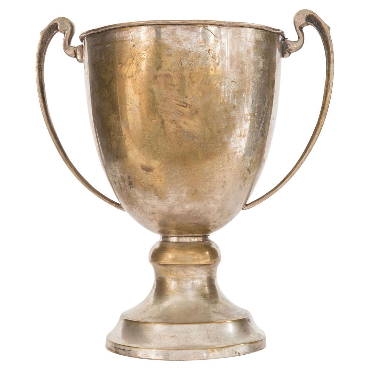 Trophée en forme d'urne en métal argenté du 20e siècle