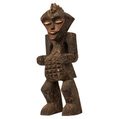 Figura maschile di Ambete in legno intagliato del Gabon africano della metà del XX secolo