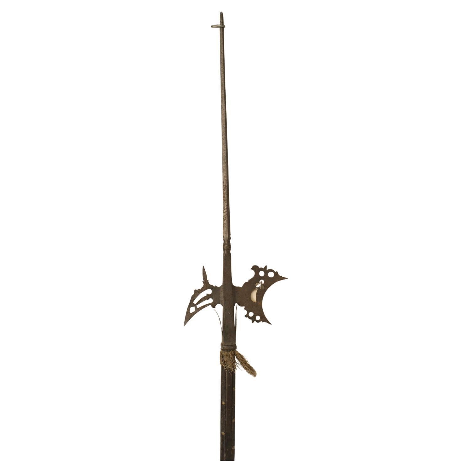 Hallebarde en bois et en fer de style Renaissance anglaise en vente