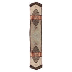 Camino de Mesa Victoriano Americano Bordado en Seda Verde