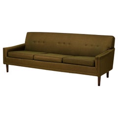 Sofá americano de 3 plazas tapizado marrón verdoso de mediados de siglo