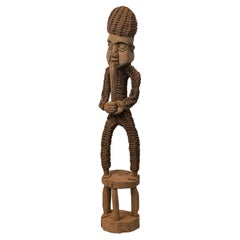 Nigeria africana 20° secolo Legno intagliato e corda Yoruba Figura maschile in piedi su S