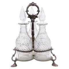 Set "Tantalus" in argento placcato di epoca vittoriana inglese con caraffe di cristallo, Regno Unito