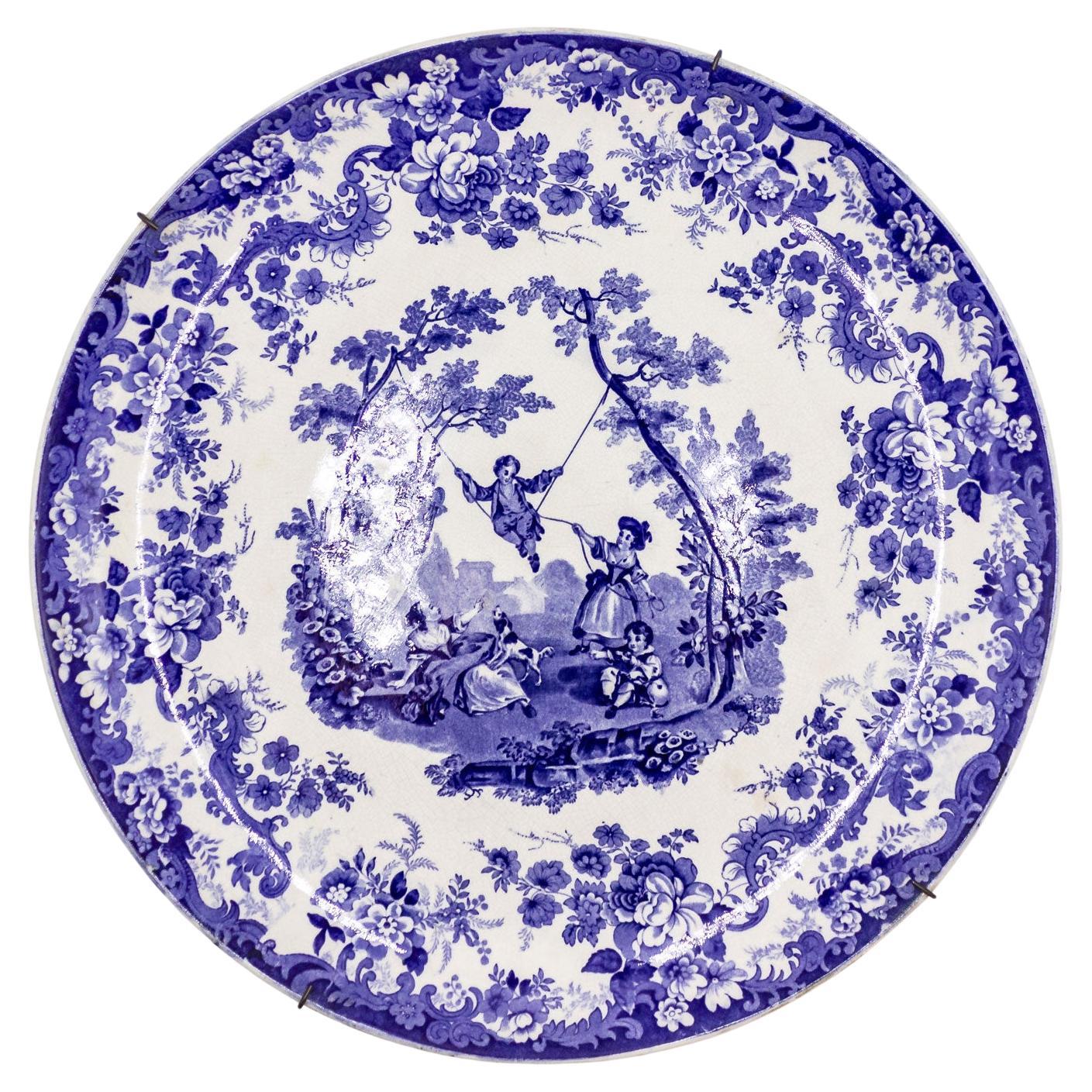 Coppia di piatti da portata in ceramica inglese di epoca vittoriana con motivi floreali in vendita