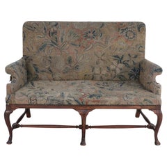 Sillón inglés de madera de nogal y tapiz de aguja Queen Anne