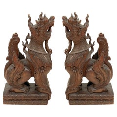 Paar birmanische geschnitzte Foo Dog Figuren