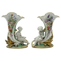 Paire de vases cornes d'abondance en porcelaine Louis XV