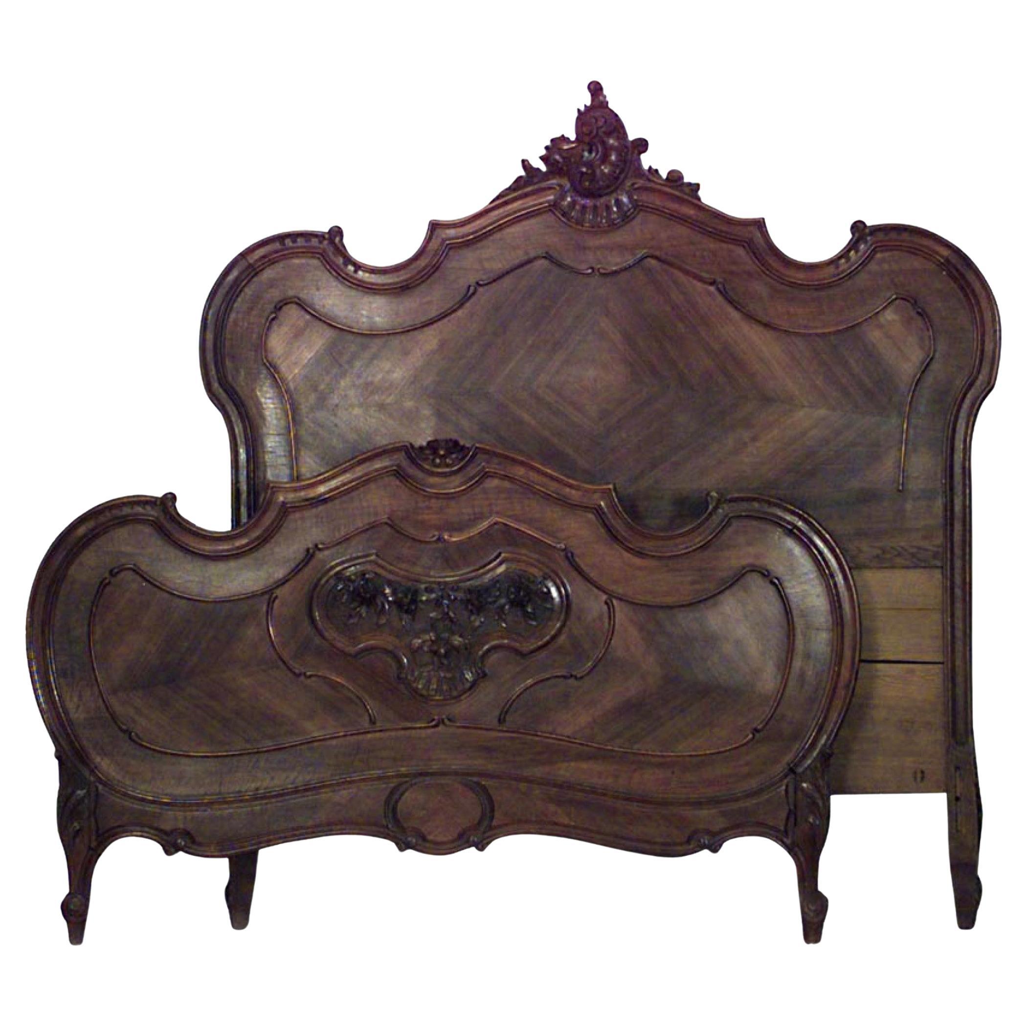 Lit complet en noyer de style provincial Louis XV en vente