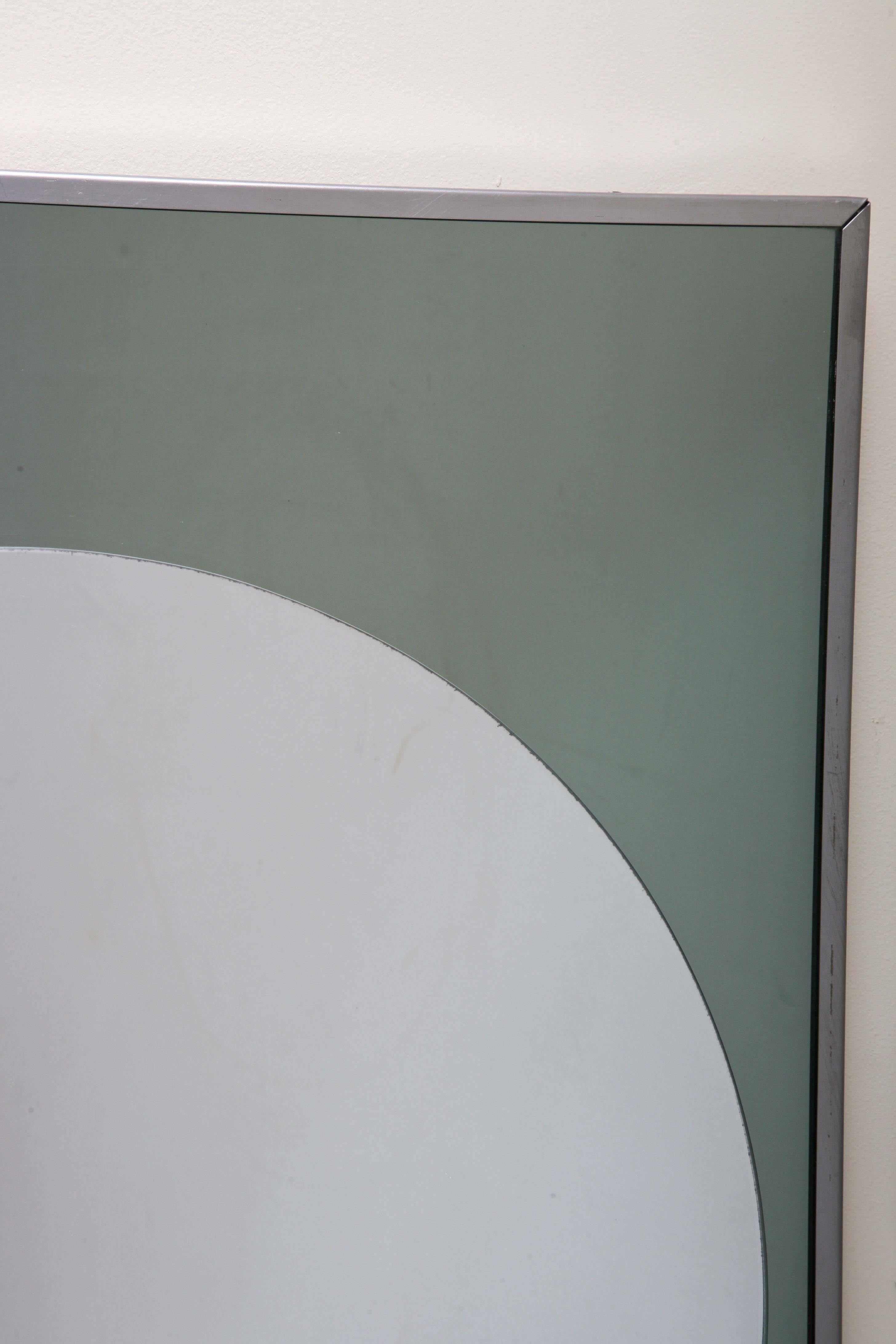 Paar Modernismus-Spiegel in runder und rechteckiger Form mit 3D-Effekt (Moderne) im Angebot