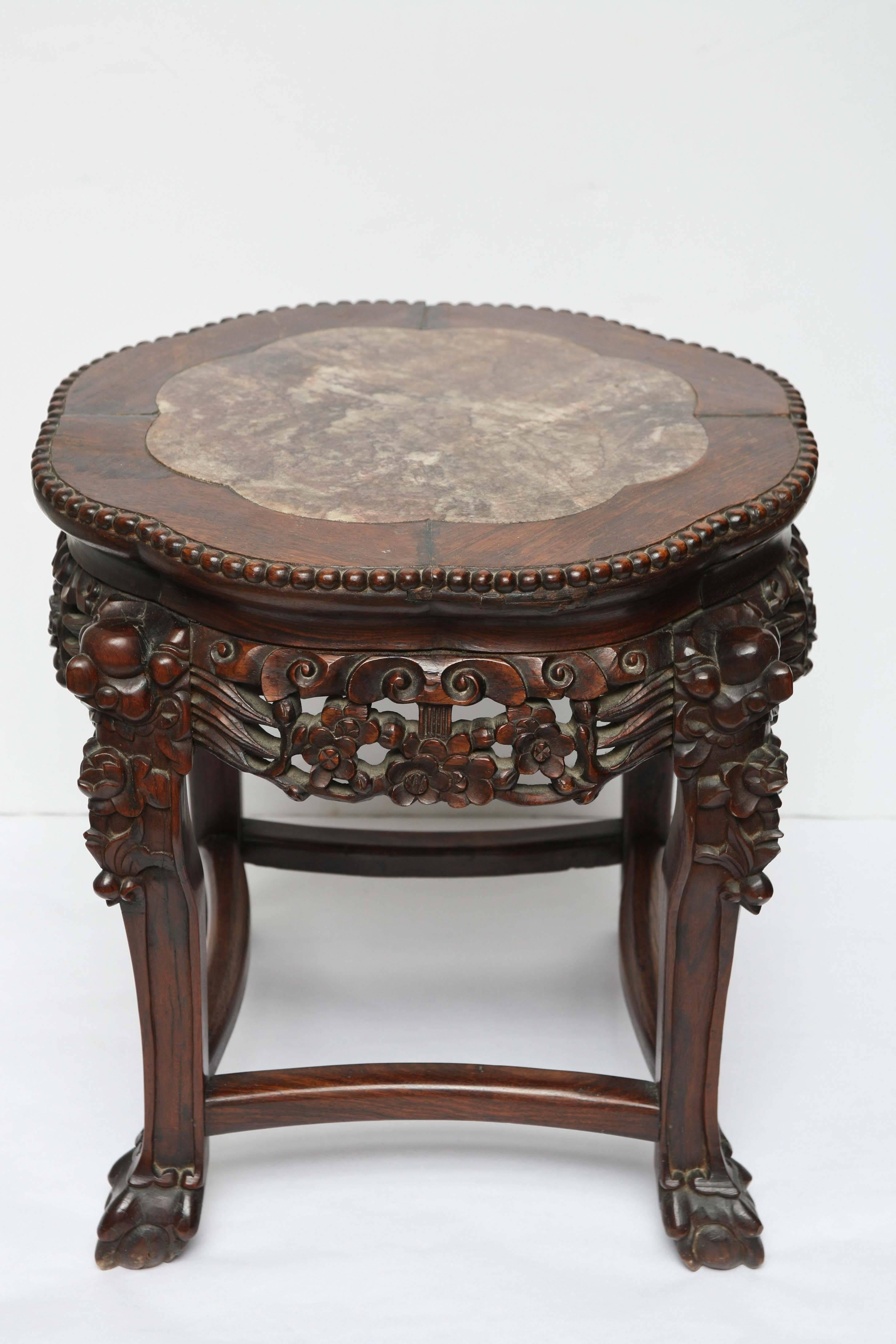 Chinese pedestal or gueridon, elegant and refined carved tropical wood, 
19th century.