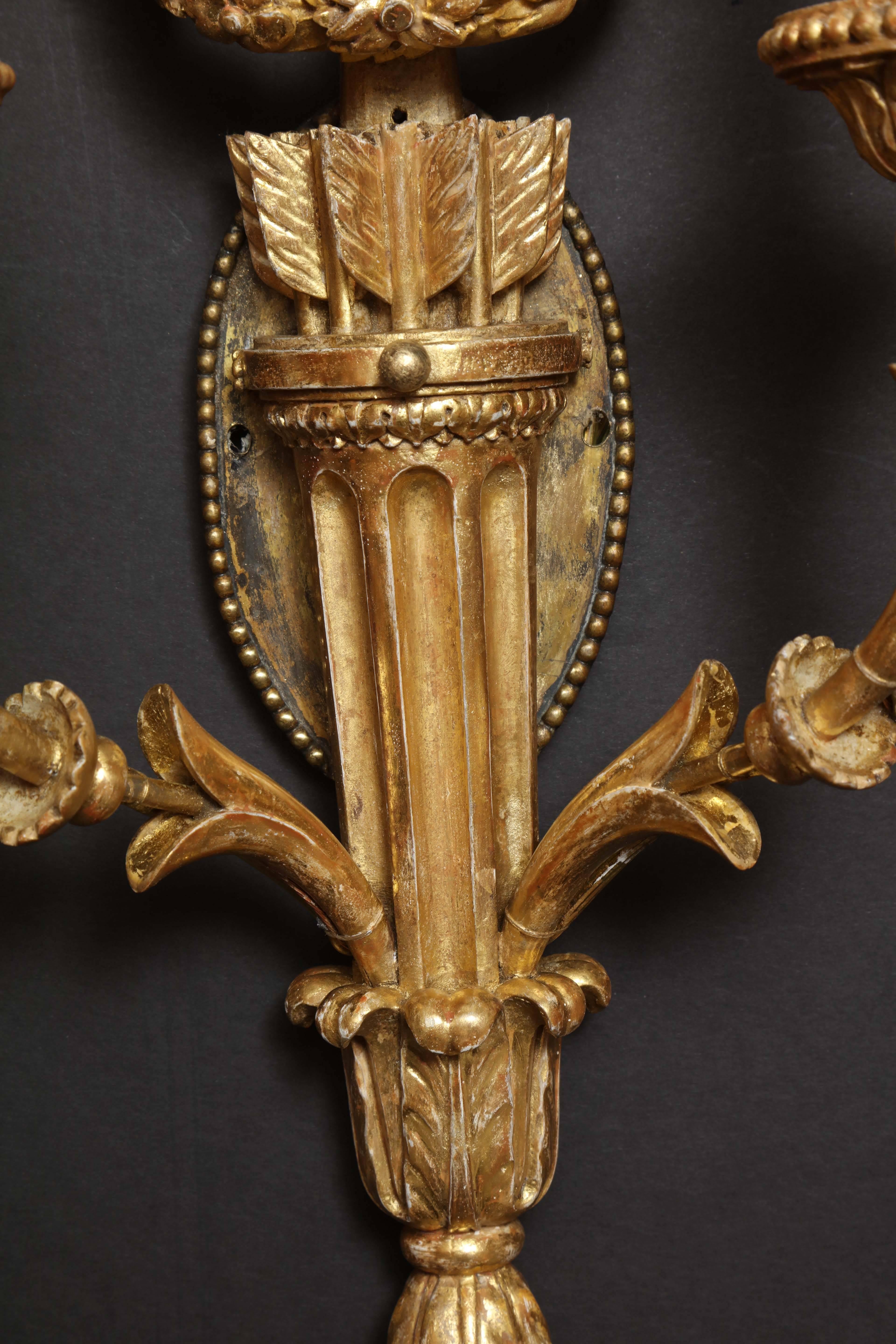 Sconcese in legno d'orato finemente intagliate In condizioni ottime in vendita a Westwood, NJ