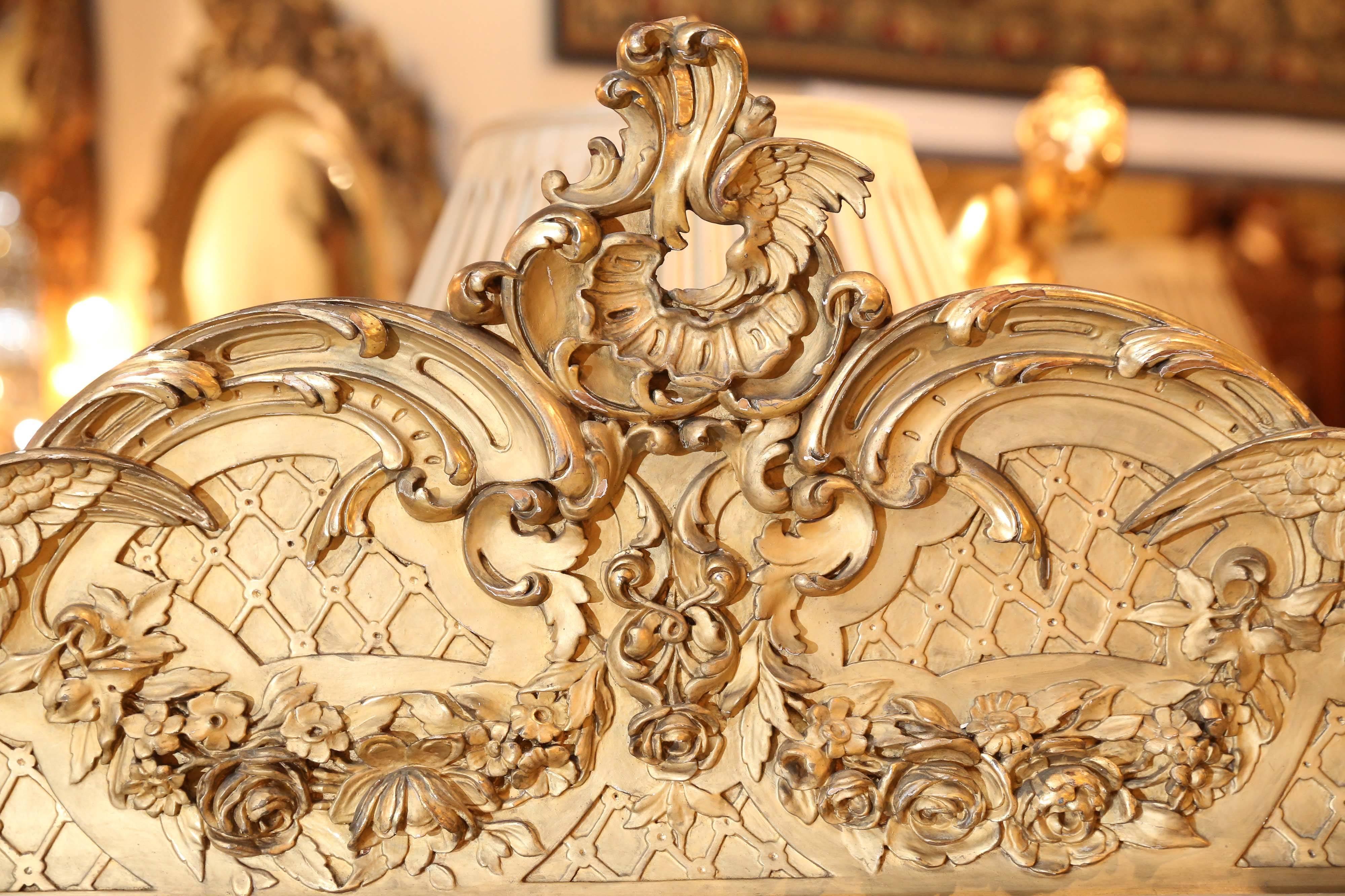 French Louis XV style vitrine with beautiful giltwood , carved with angels
and a cartouche at the crest, alabaster in cream color on the top. It has a
beautifully shaped front and lovely carved and curved legs. It has a mirror
inside back and on the