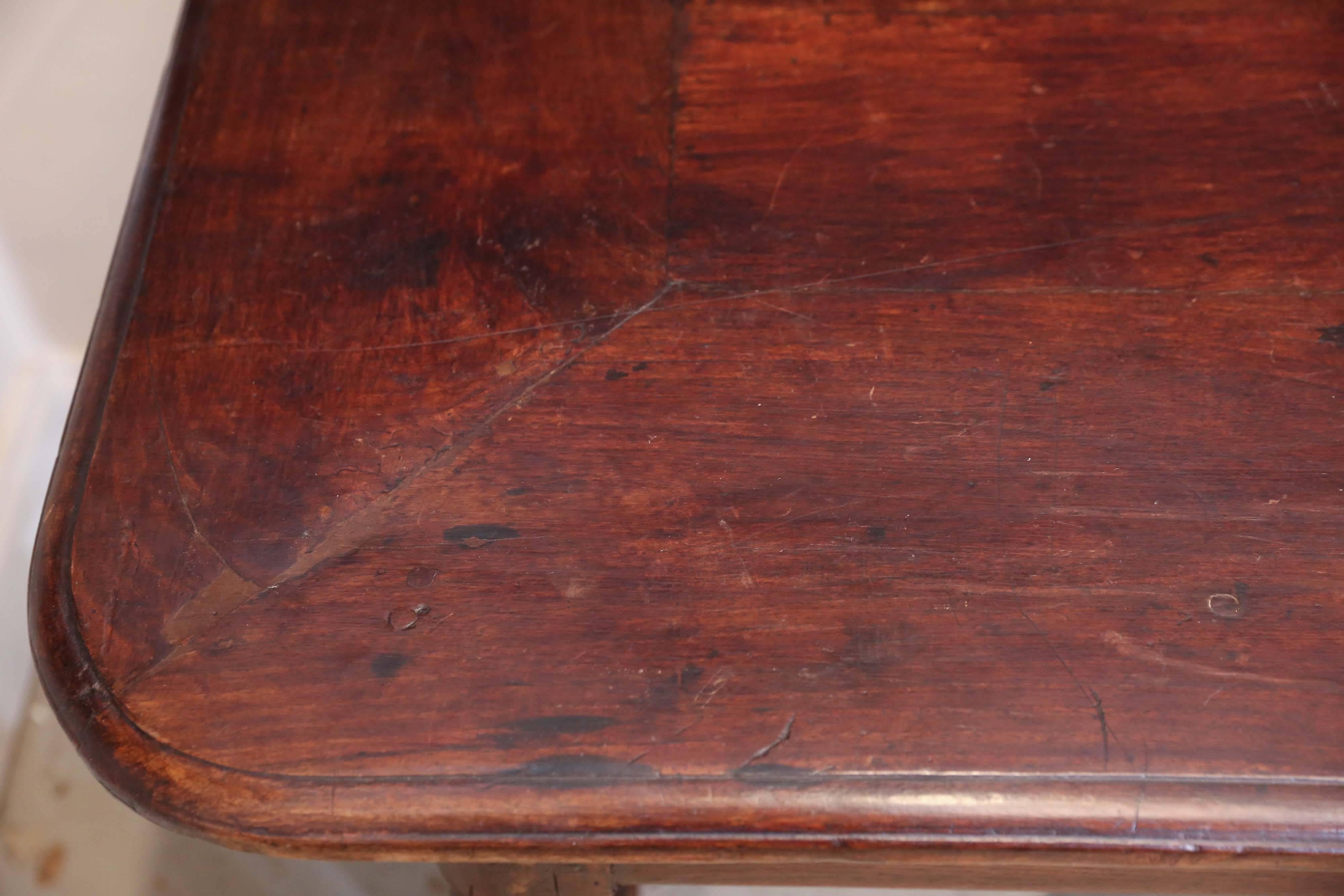 Unique table dating from the 1790s and considered a very special piece. Beautiful finish to this table which looks great in an entry area standing in the middle (hence the rounded corners), along the wall or as a desk.

Measures: 57