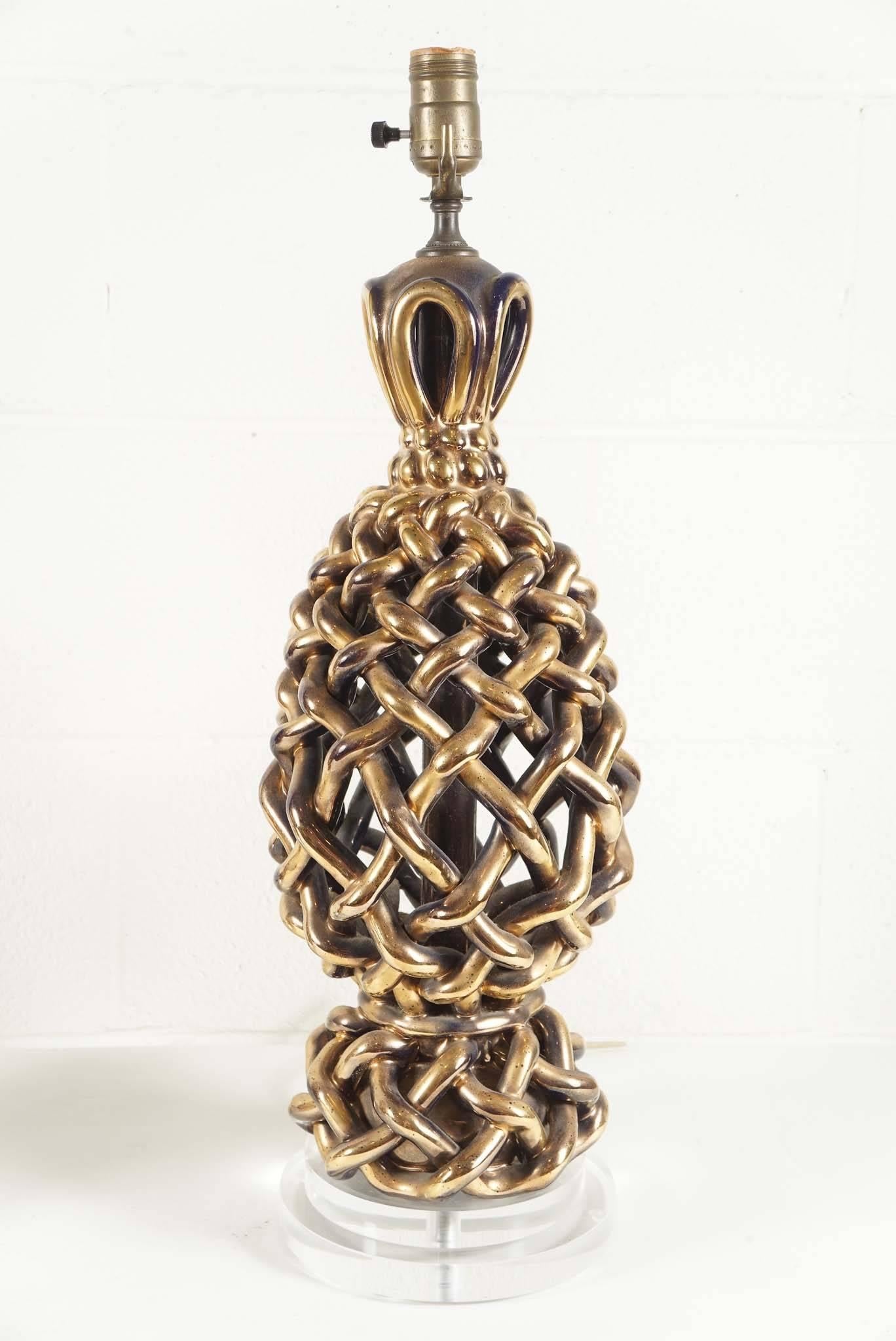Pair of Italian Ceramic Lattice Woven Lamps In Excellent Condition For Sale In Hudson, NY
