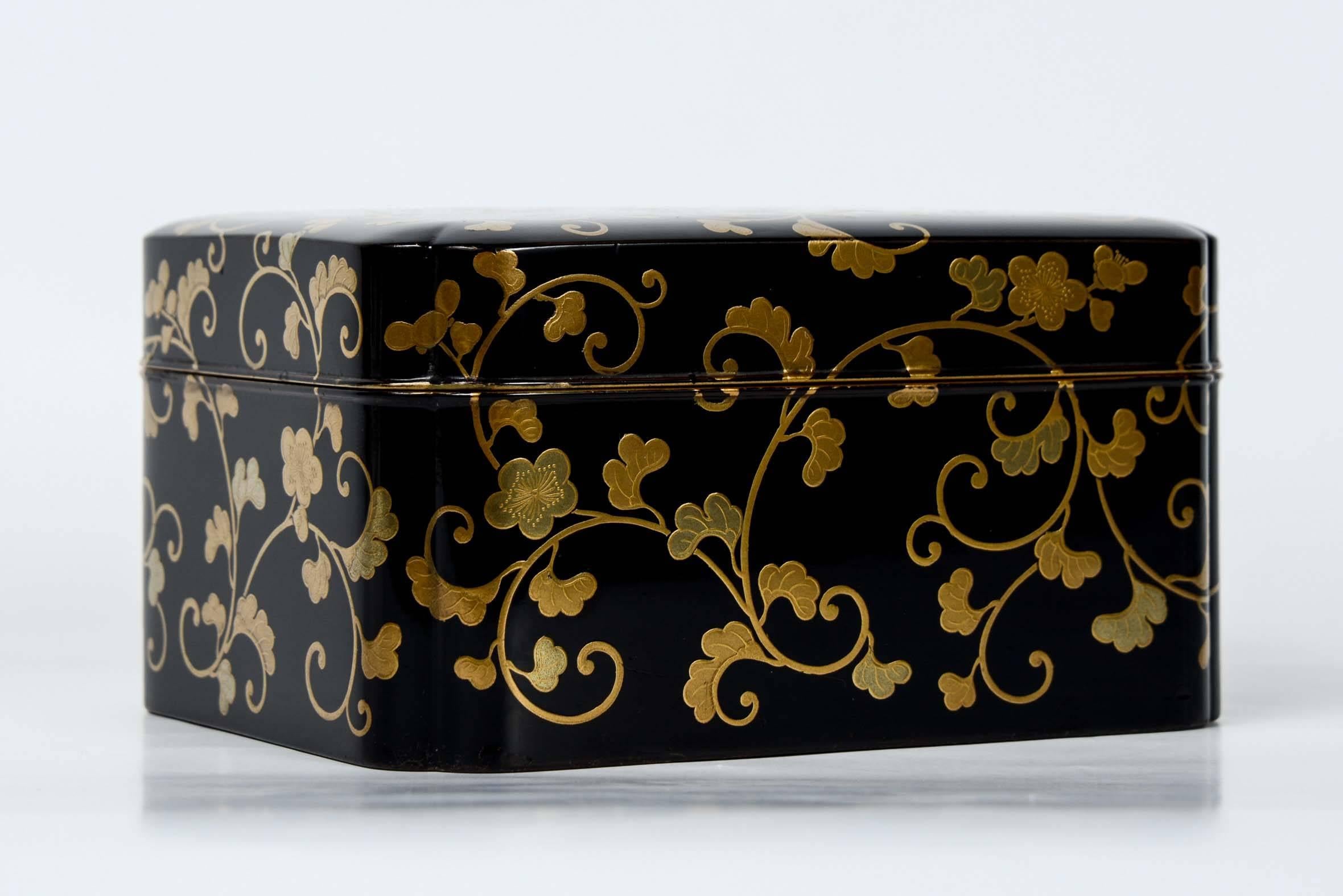 Black lacquer decorated Kobako with leaves and cherry blossoms.
The interior is in nashi-ji lacquer.
Japan - Meiji.
Height 7 cm - length 12 cm - width 9.5 cm.