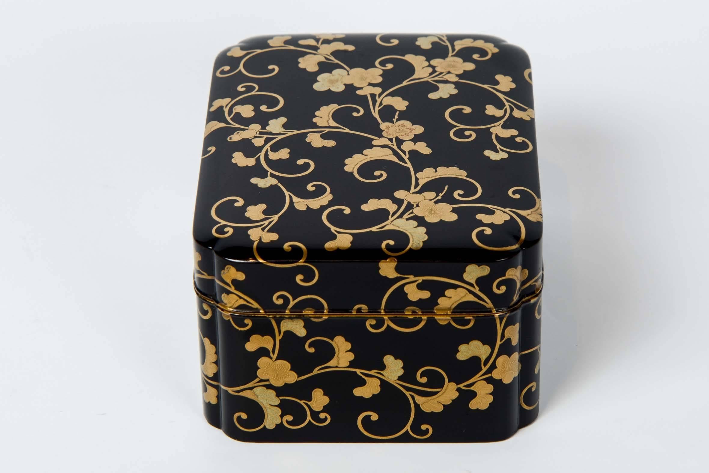 19th Century Meiji Japanese Black and Gold Lacquer Kobako (Lacquer Box) In Excellent Condition In Paris, FR