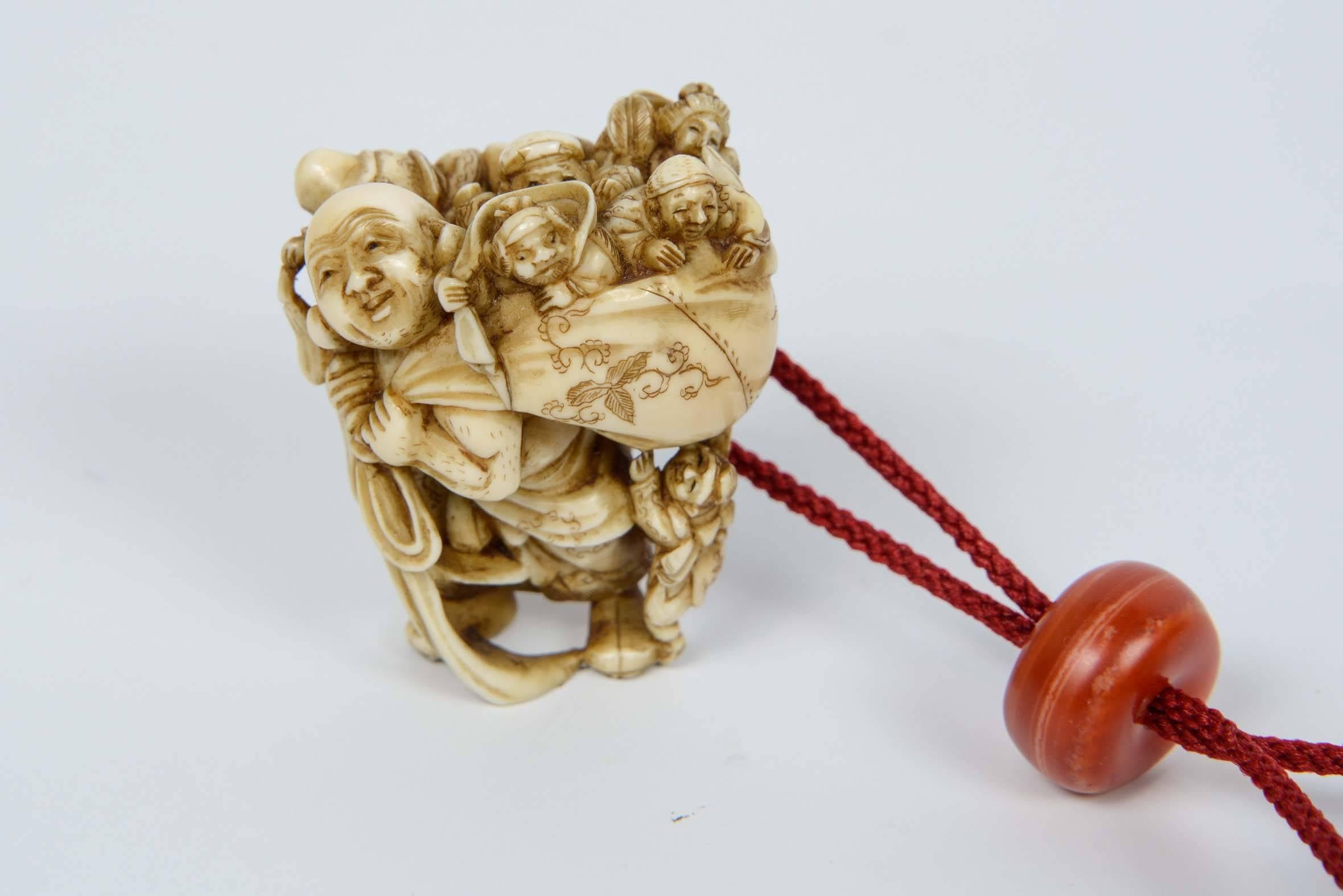 Japanese Gold Lacquered Inro and Netsuke 'Pill Box' In Excellent Condition In Paris, FR