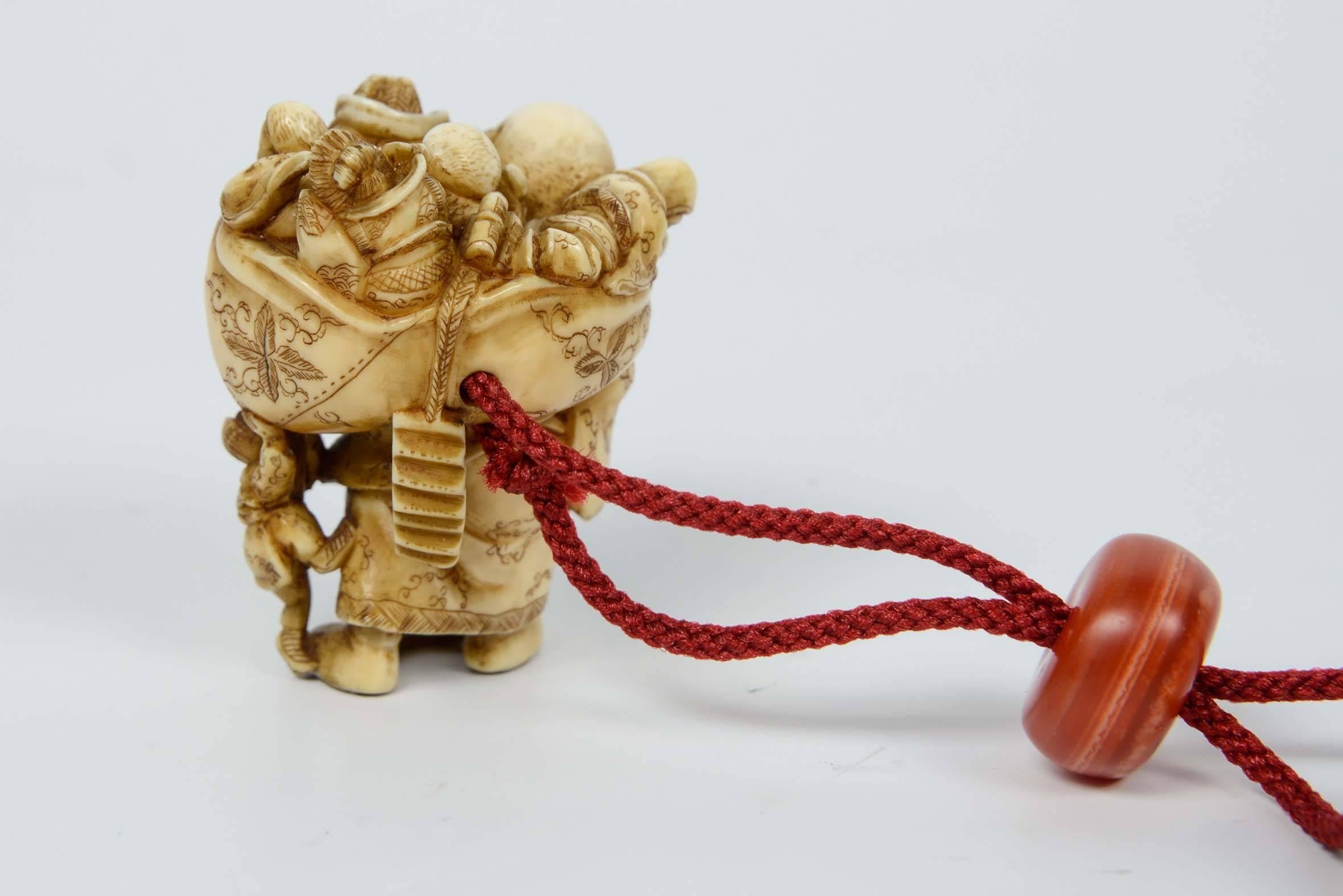 Japanese Gold Lacquered Inro and Netsuke 'Pill Box' 3