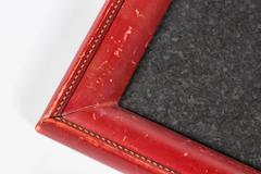 Marco francés de cuero rojo cosido a mano de los años 50