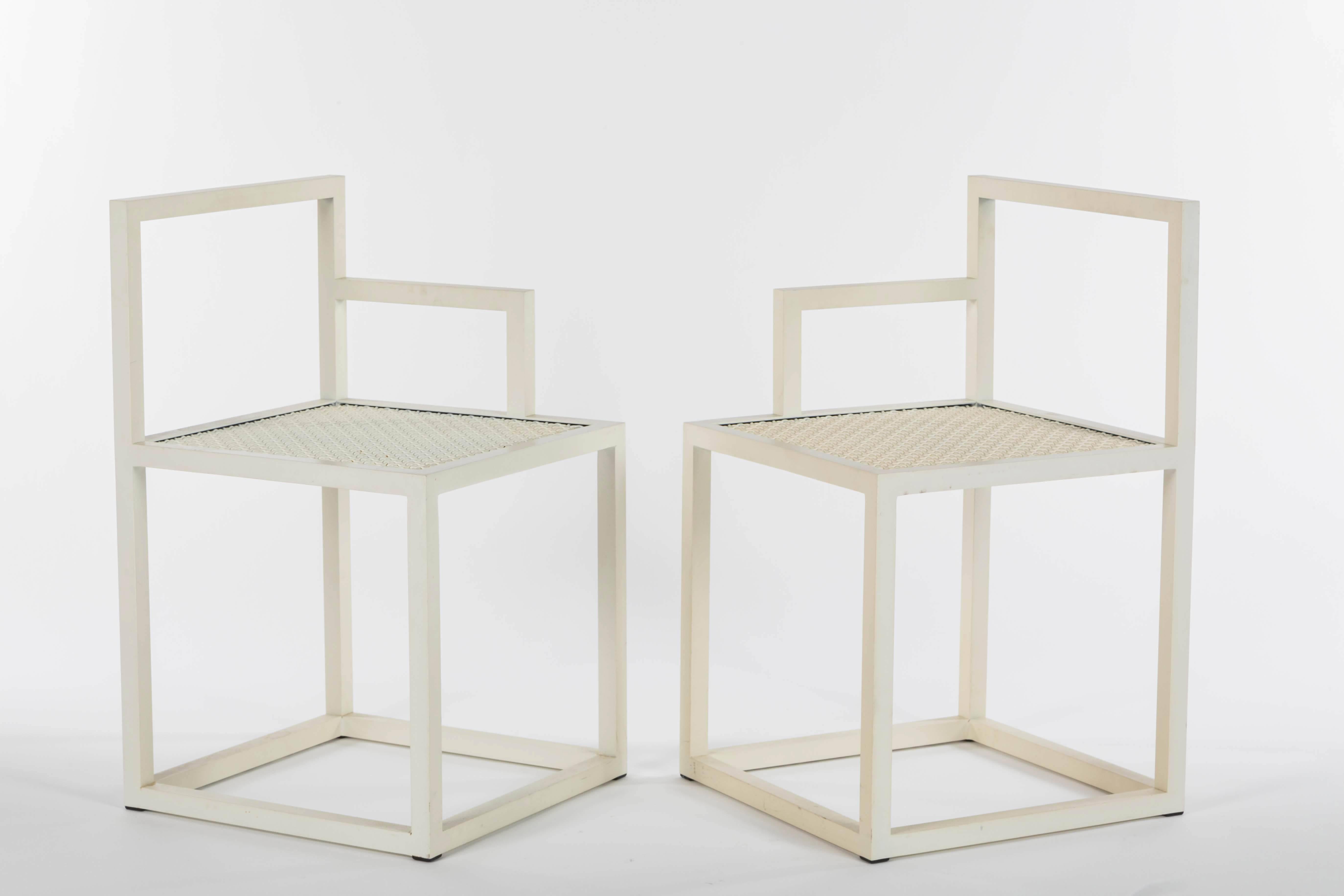 Paar weiße moderne Sol-Stühle aus pulverbeschichtetem Stahl von Jonathan Nesci (Moderne) im Angebot