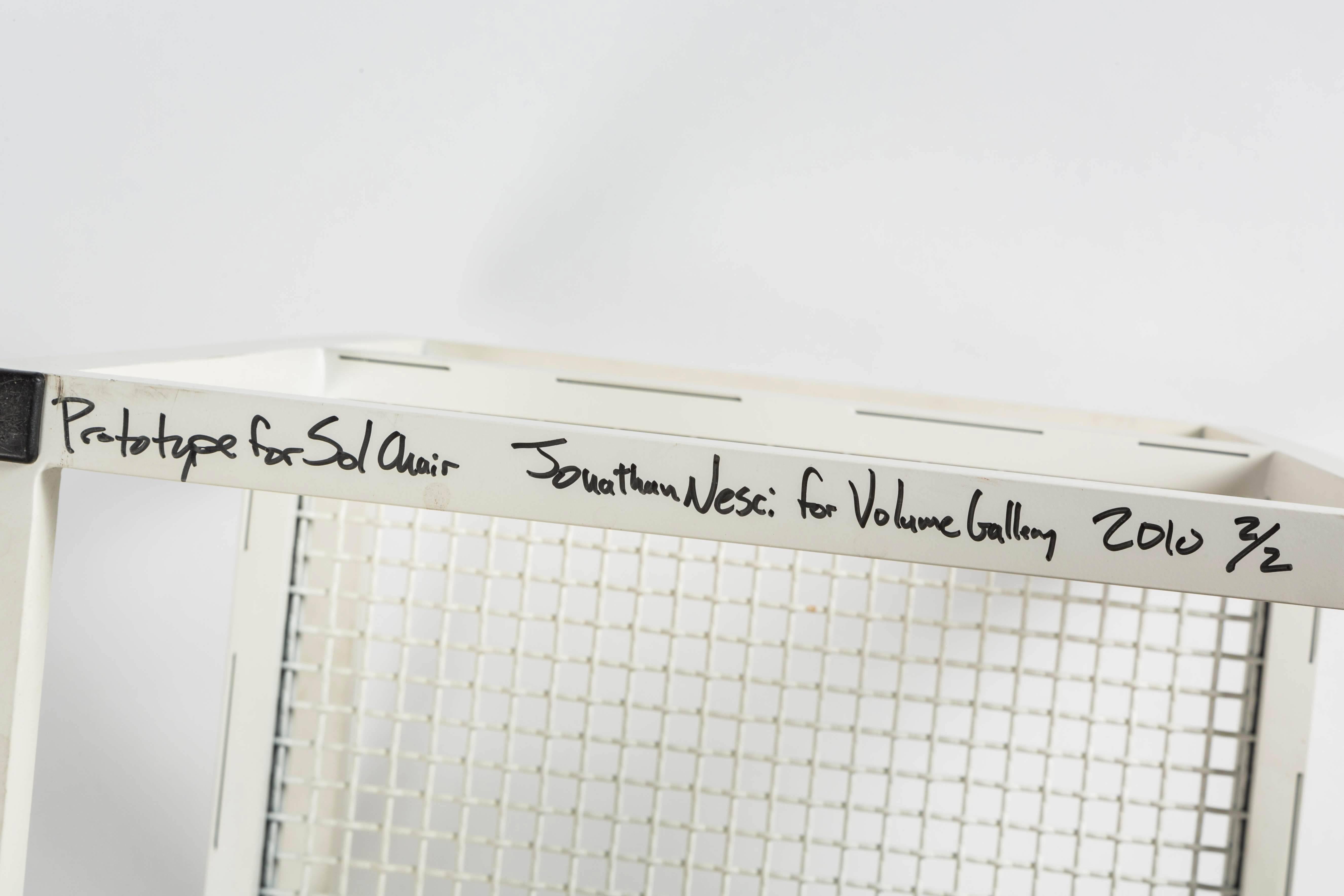 Paar weiße moderne Sol-Stühle aus pulverbeschichtetem Stahl von Jonathan Nesci im Angebot 3