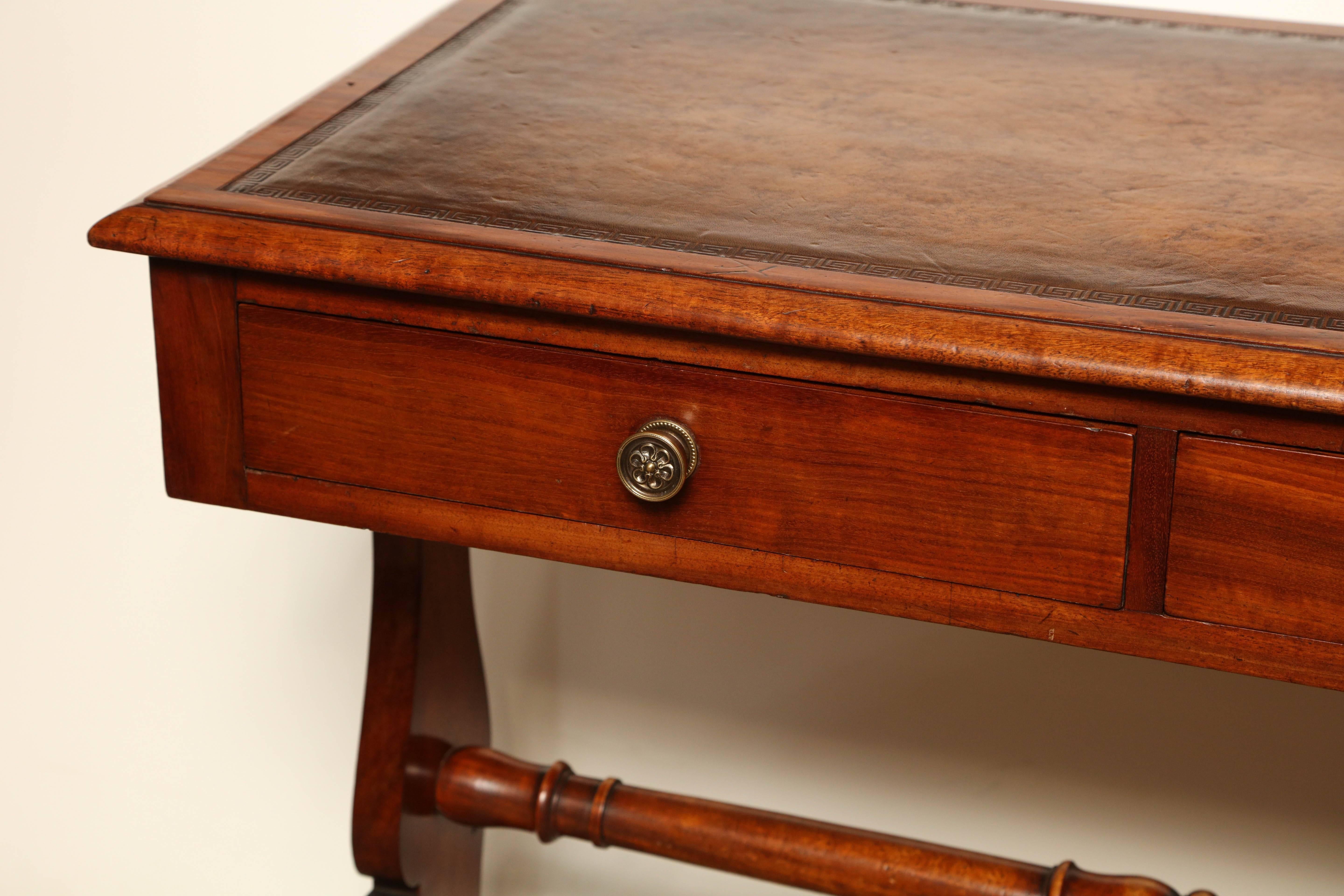 Mid-19th Century English, Mahogany and Leather Top Desk In Excellent Condition In New York, NY