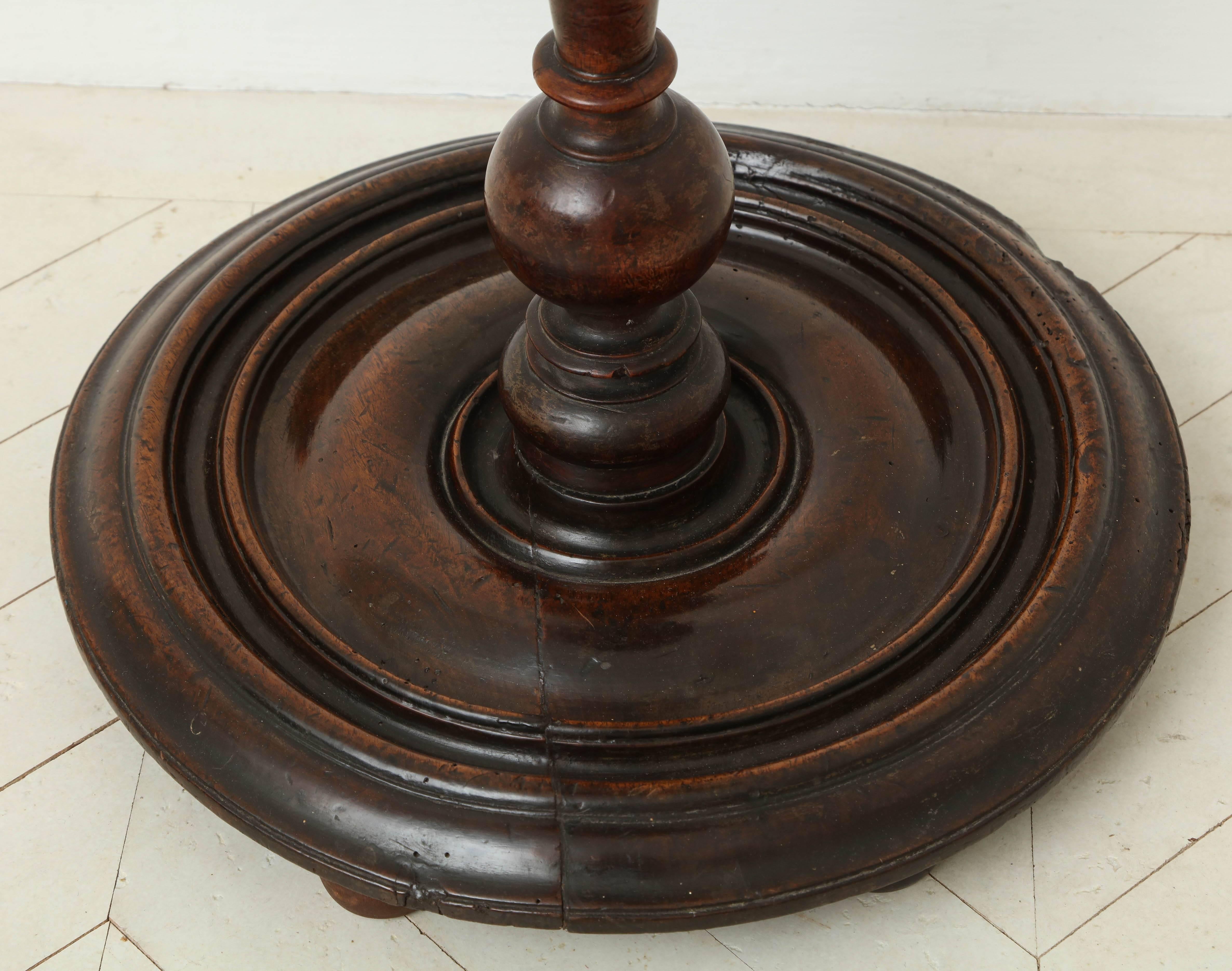 Early 18th Century Italian Turned Walnut Pedestal Table In Good Condition In New York, NY