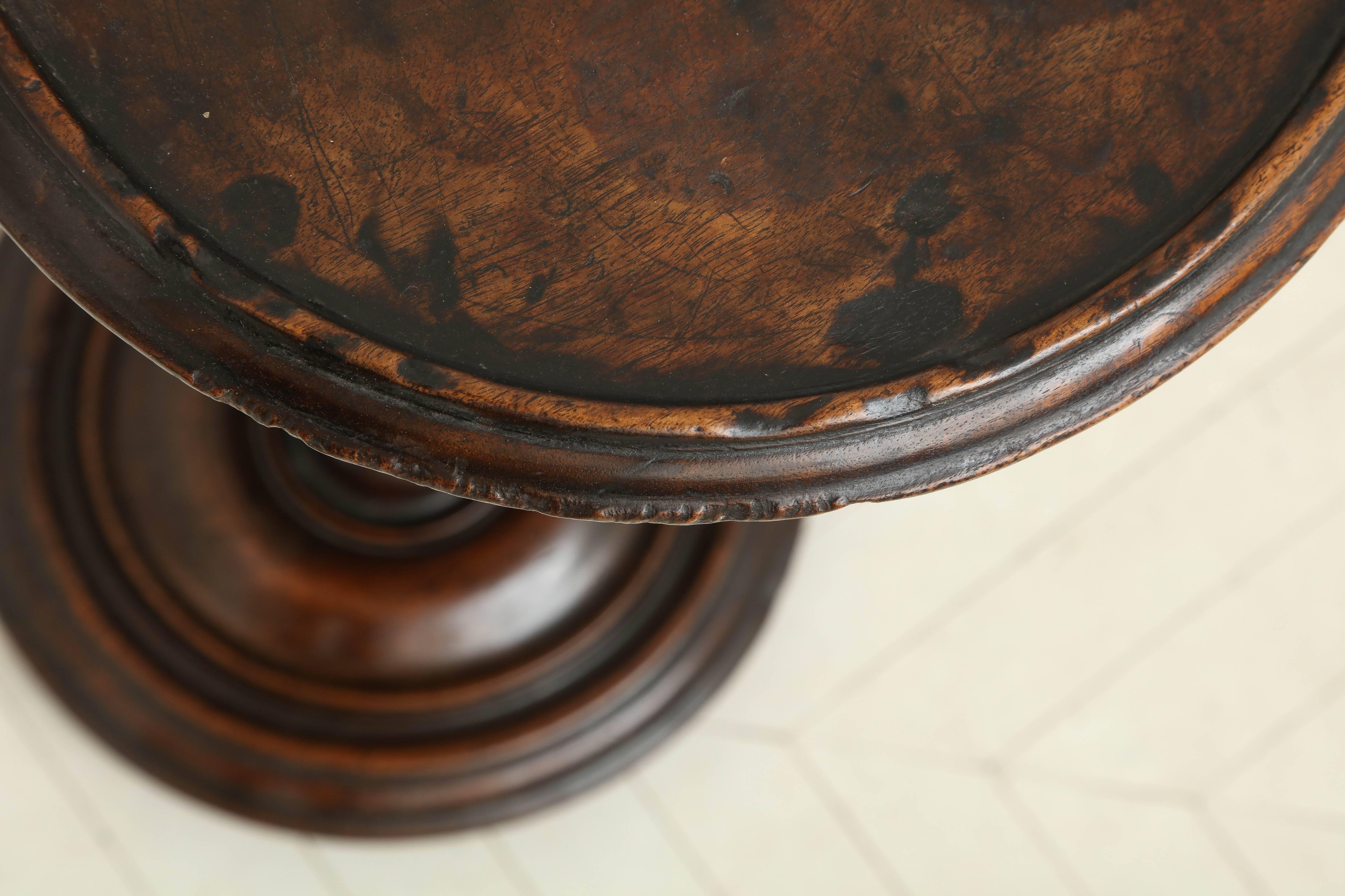 Early 18th Century Italian Turned Walnut Pedestal Table 1