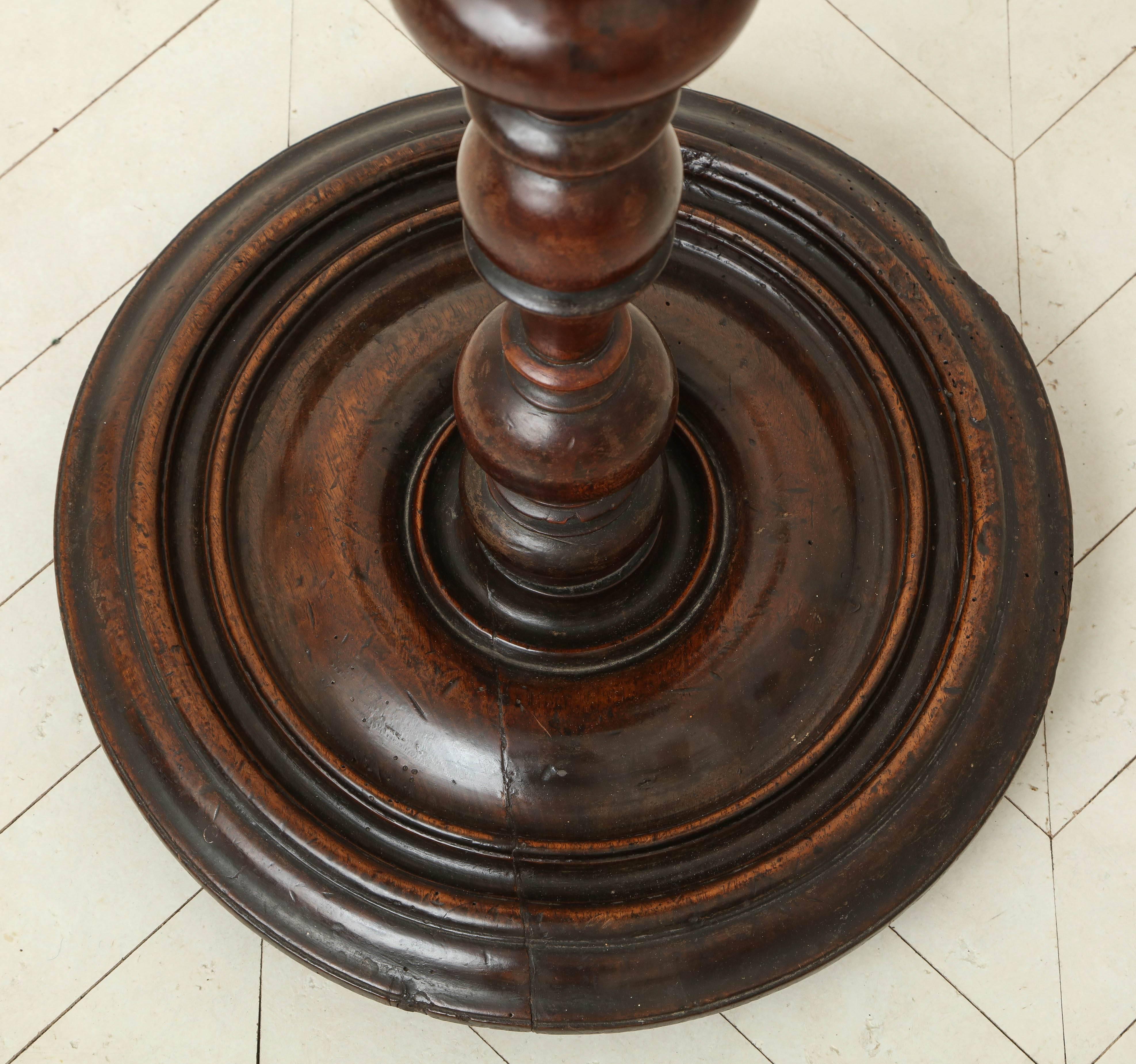 Early 18th Century Italian Turned Walnut Pedestal Table 2