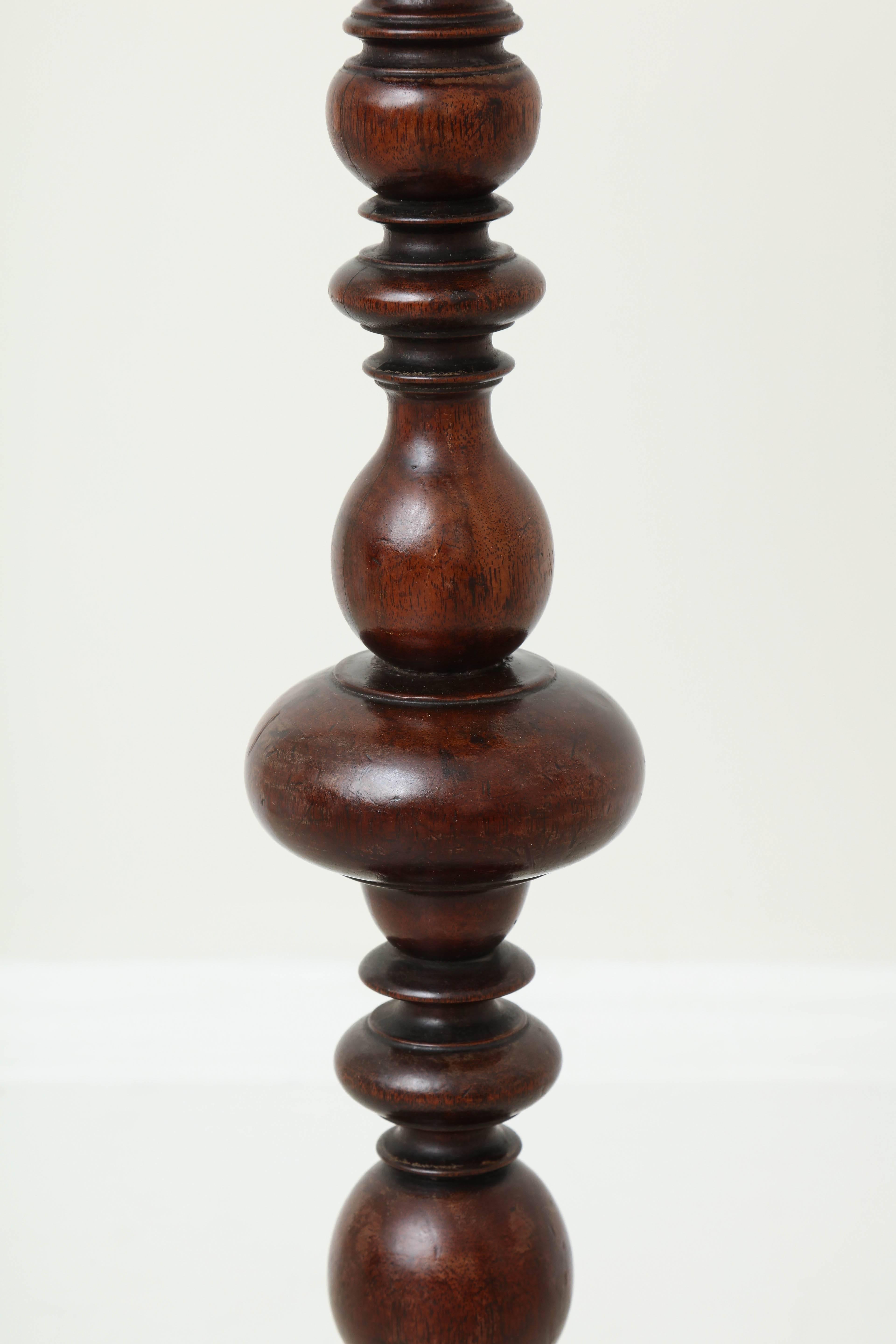 Early 18th Century Italian Turned Walnut Pedestal Table 3