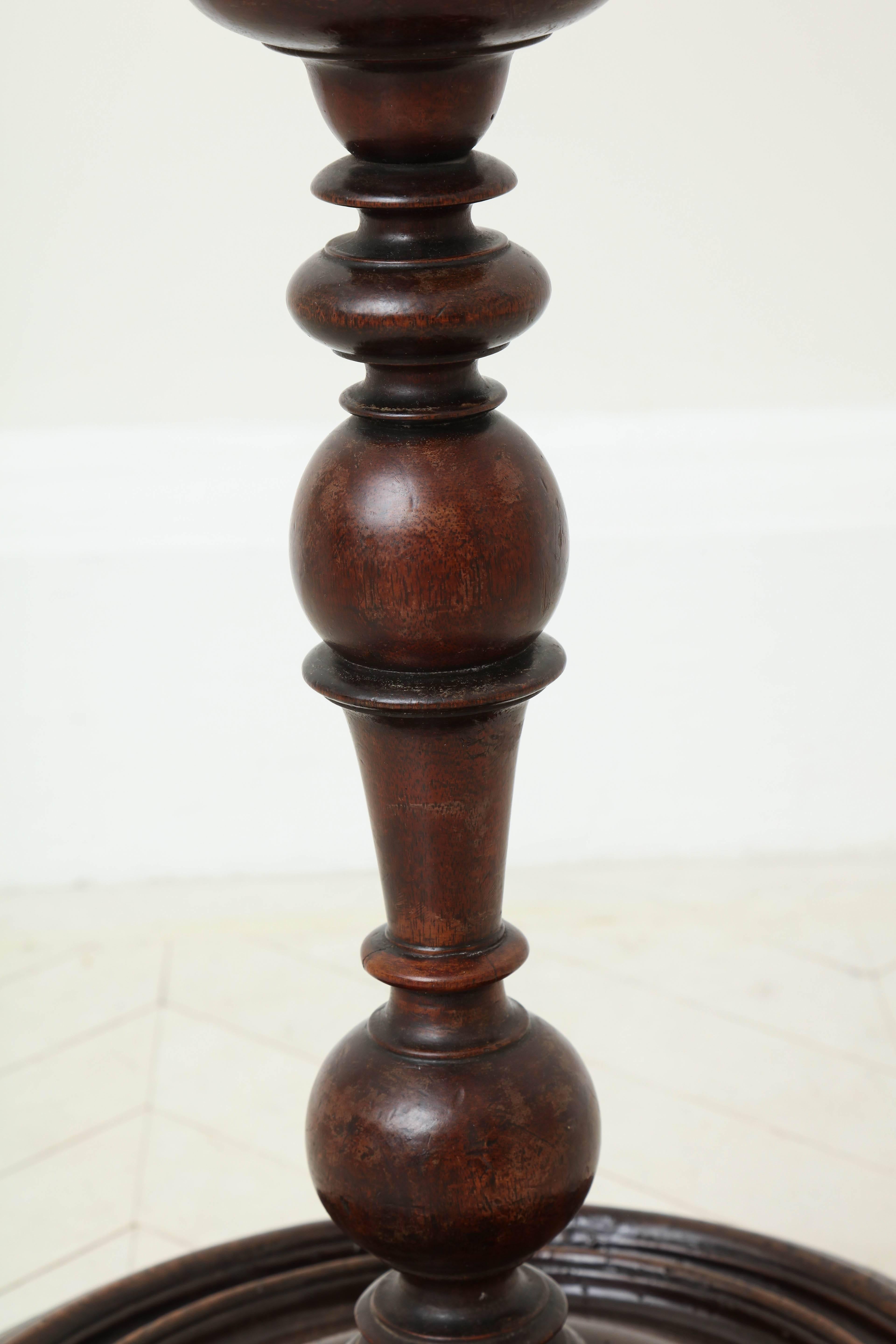Early 18th Century Italian Turned Walnut Pedestal Table 4