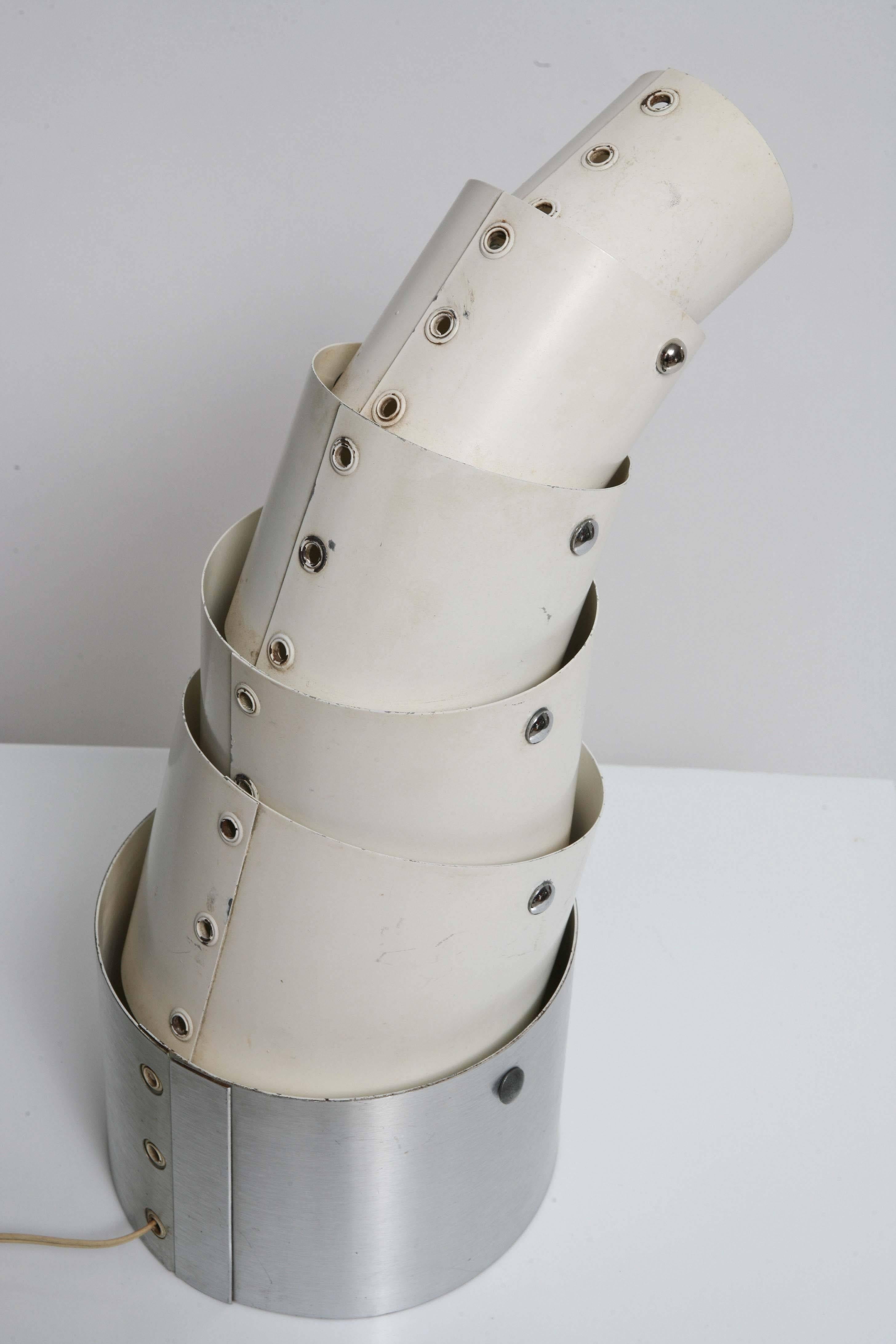 Mid-Century Modern Italian Arredoluce Style Articulated Steel Table Lamp In Good Condition For Sale In Miami, FL