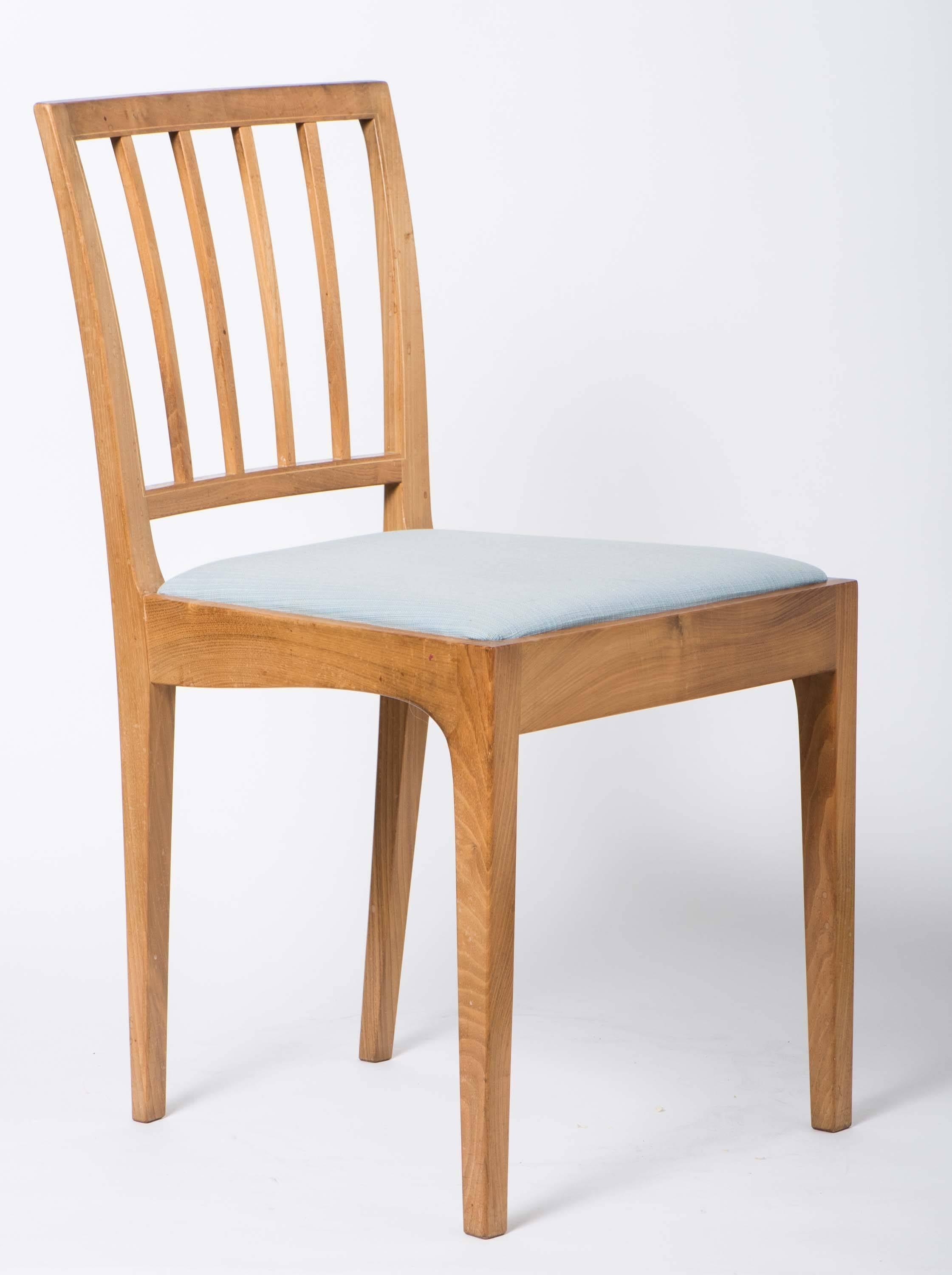 A set of eight walnut dining chairs by Edward Barnsley (1900-1987.)
Curved back, on square tapering legs.
Drop in seat.
Stamped “Barnsley,”
England, circa 1930.
81.5 cm high x 43 cm wide x 43 cm deep.
   