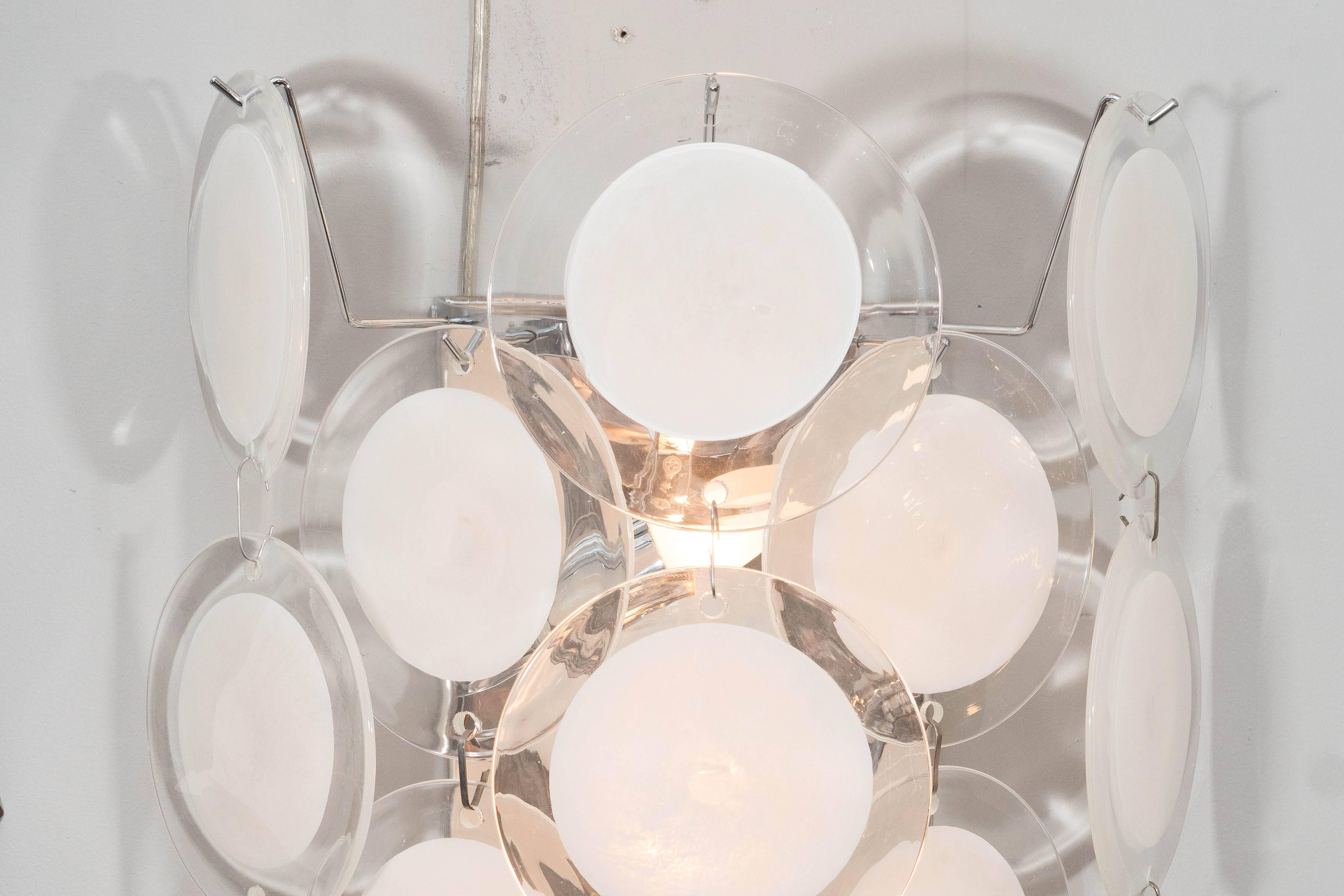 Zwei Wandleuchter aus weißem Muranoglas mit Scheiben (Moderne) im Angebot