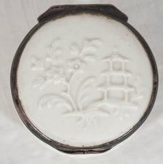 Tabacchiera bianca con montatura in argento di Saint Cloud del 1745 circa