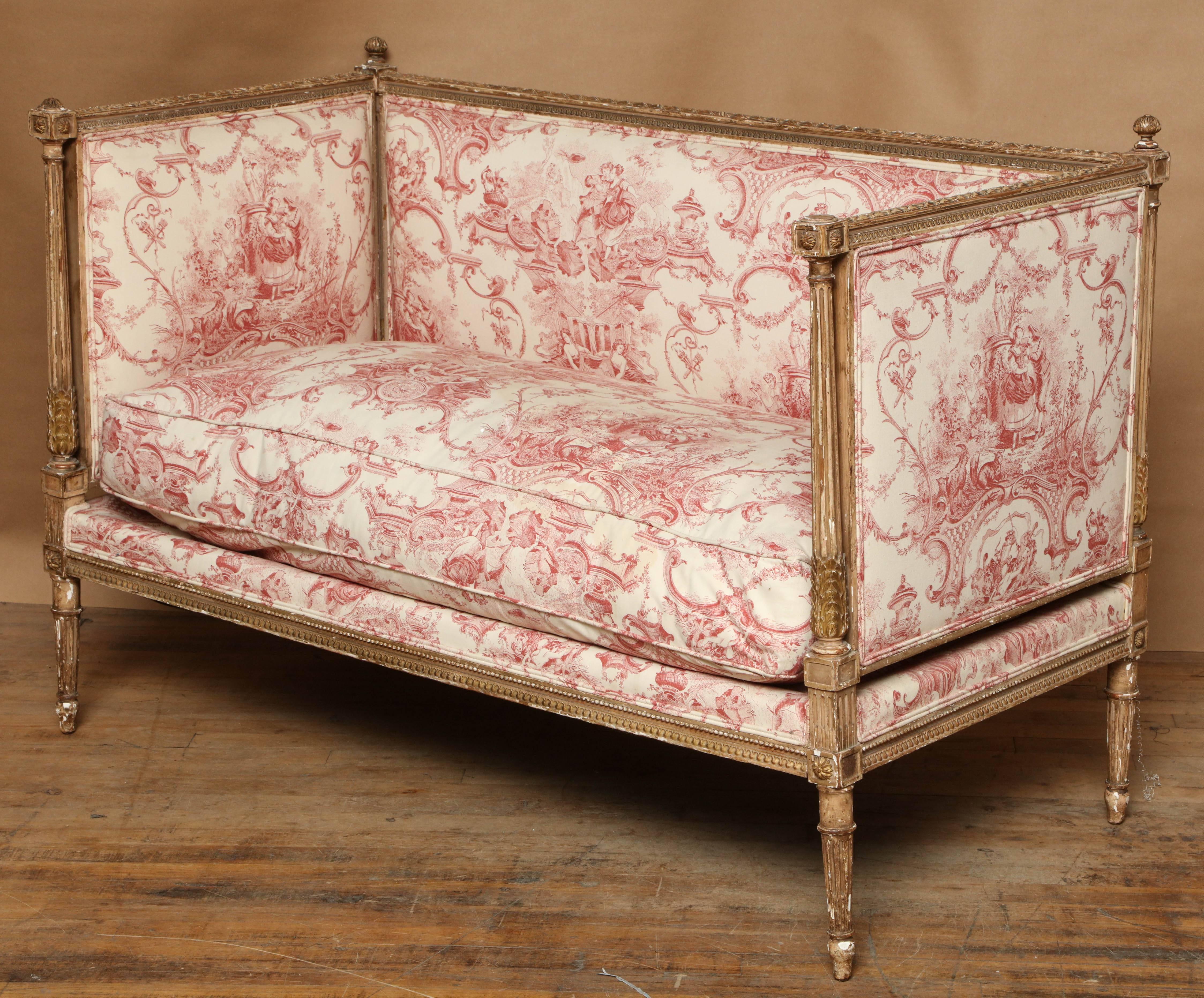 French Louis XVI daybed from late 18th century, with geometric forms and Minimalist neoclassical adornments imitating ancient Roman and Greek architecture.