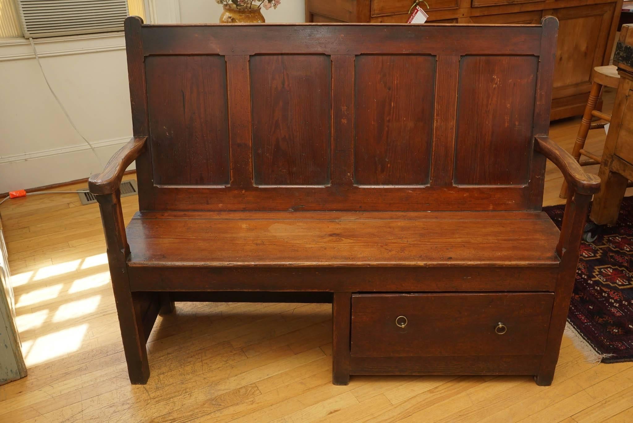Welsh Bench with One Drawer In Excellent Condition In Sheffield, MA