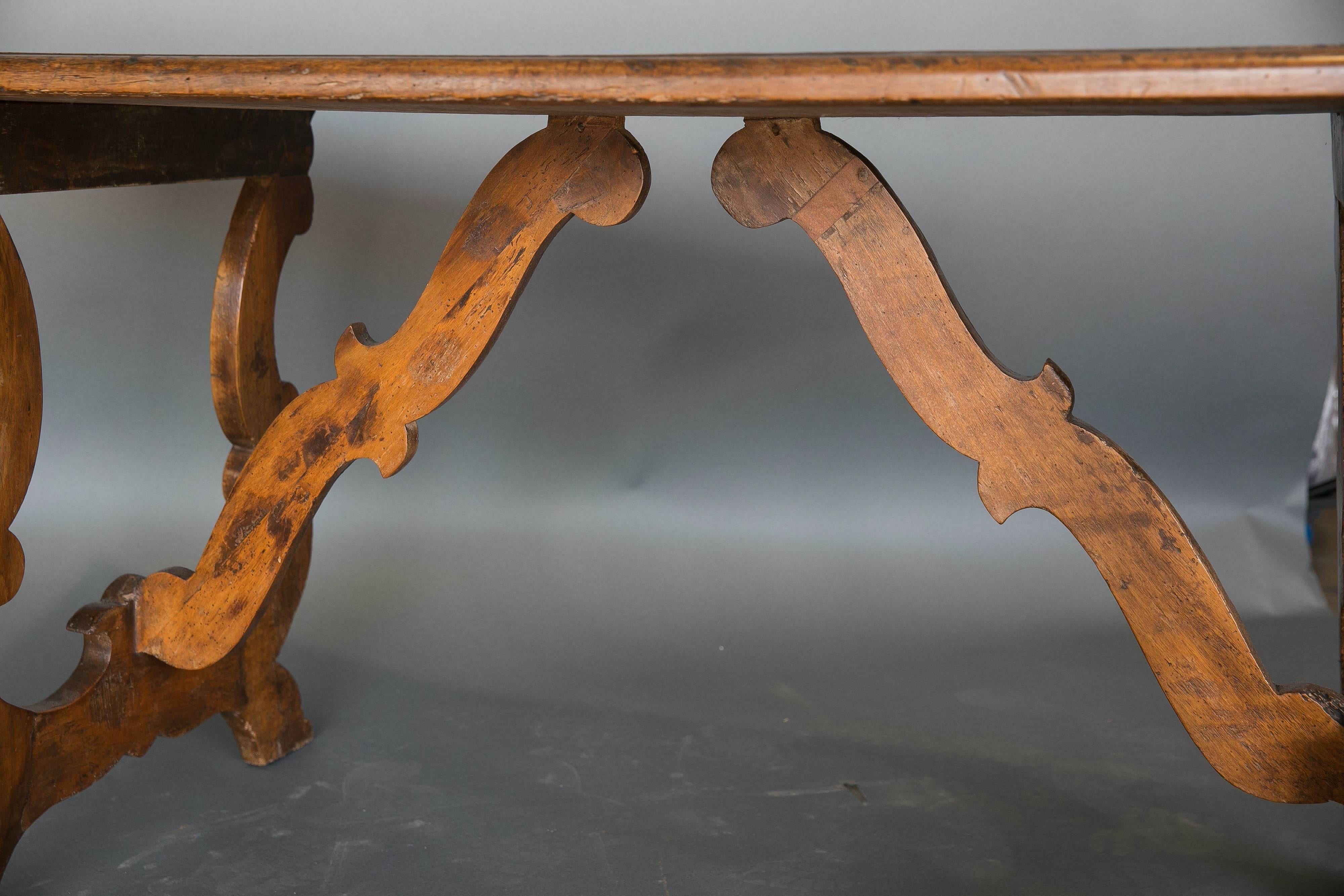 Antiker italienischer Nussbaumtisch aus dem 18 (18. Jahrhundert und früher)