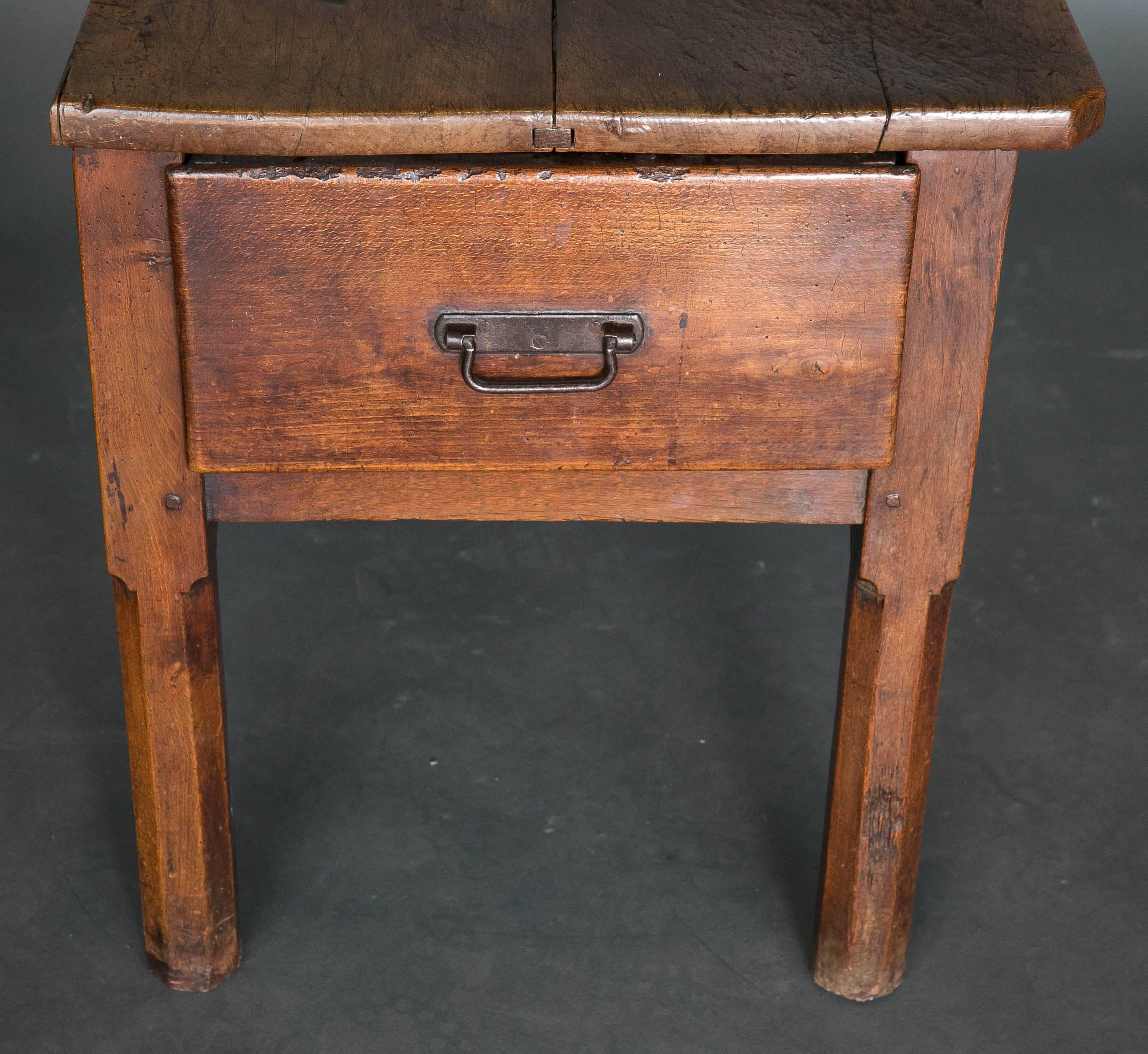 Noyer Table de travail française ancienne du XVIIIe siècle en noyer en vente