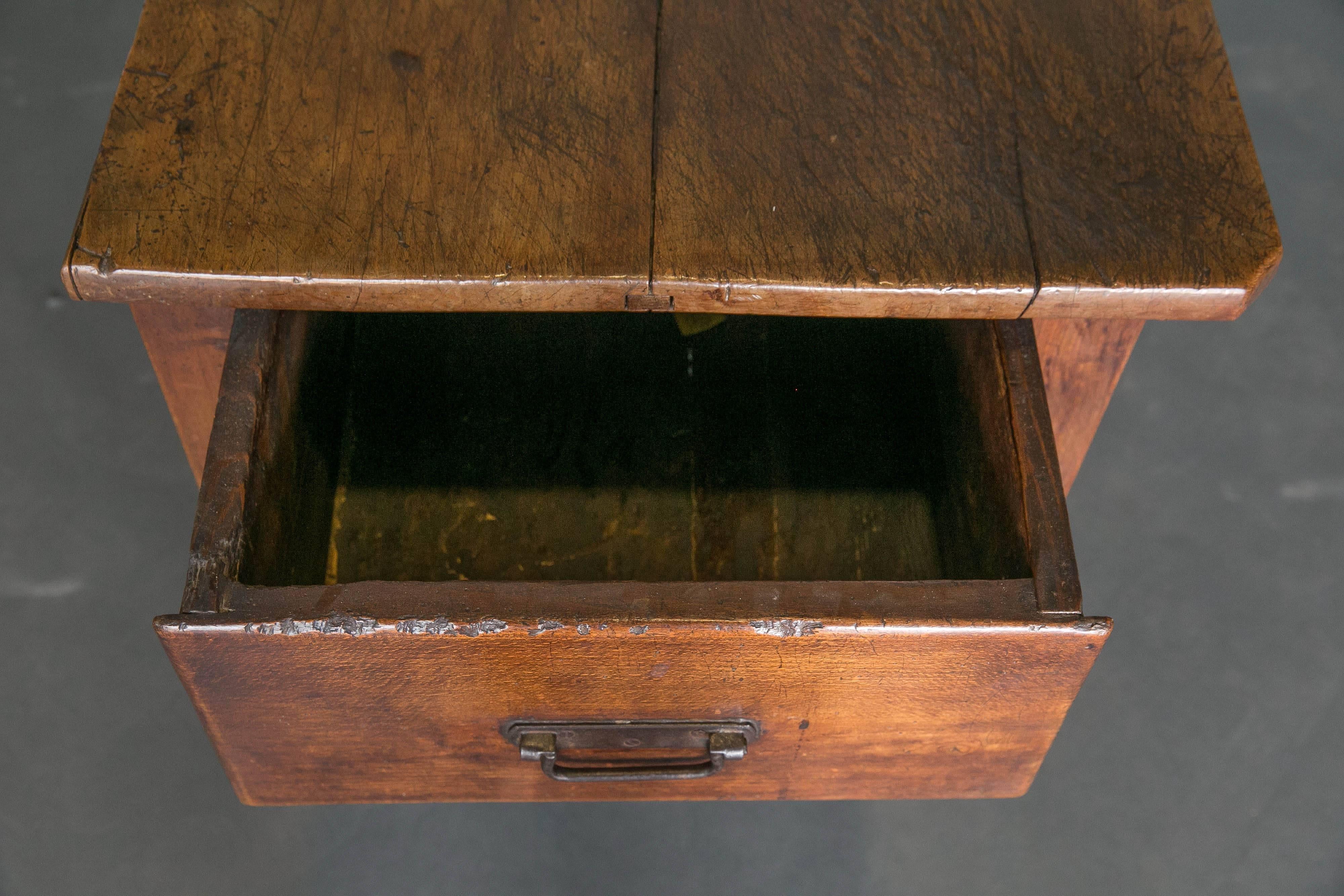 Table de travail française ancienne du XVIIIe siècle en noyer en vente 1