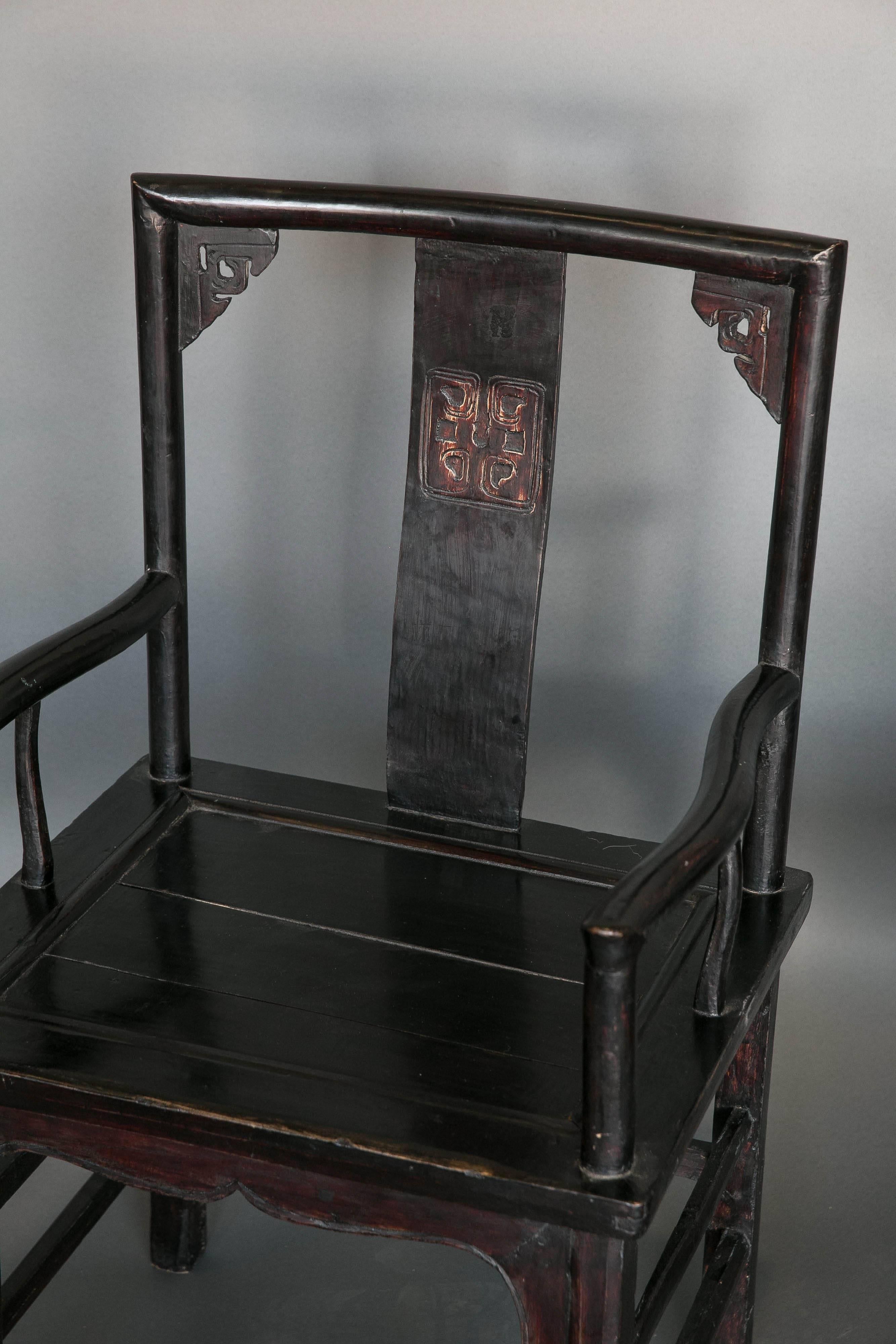 Elegant antique pair of Qing dynasty officials chairs in black lacquer, China. Early 20th century.
