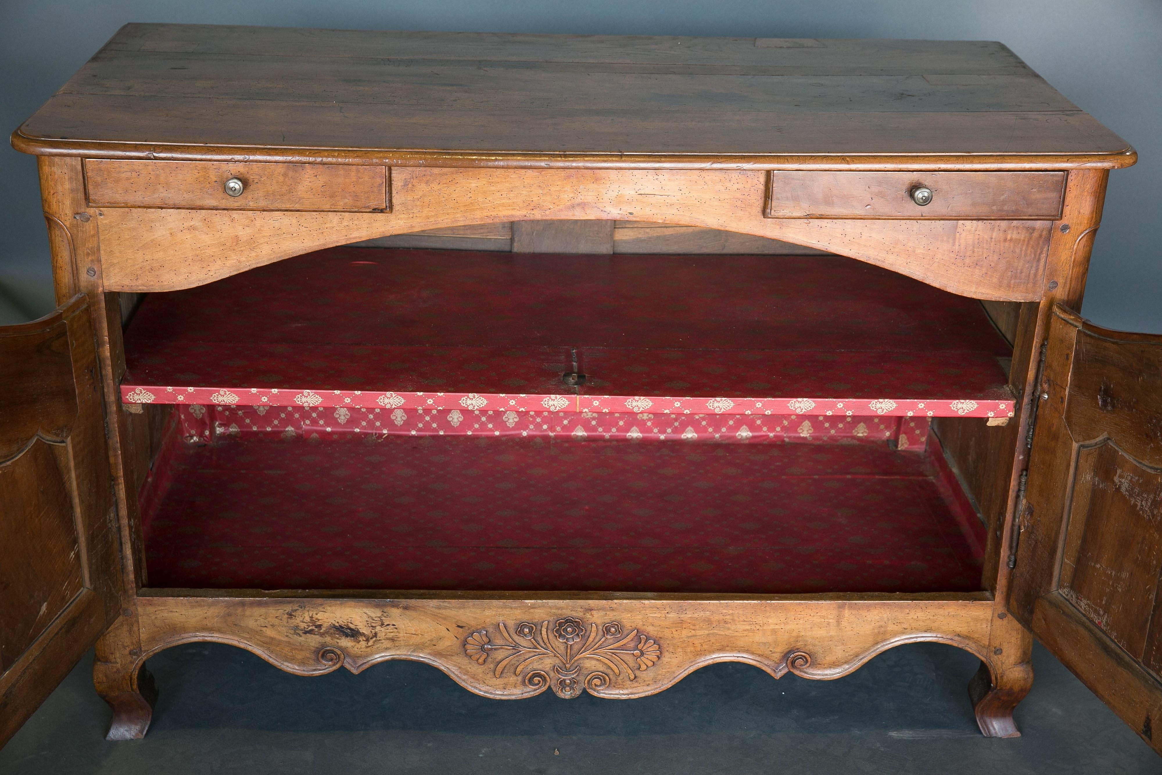 18th Century and Earlier 18th Century Walnut Buffet For Sale