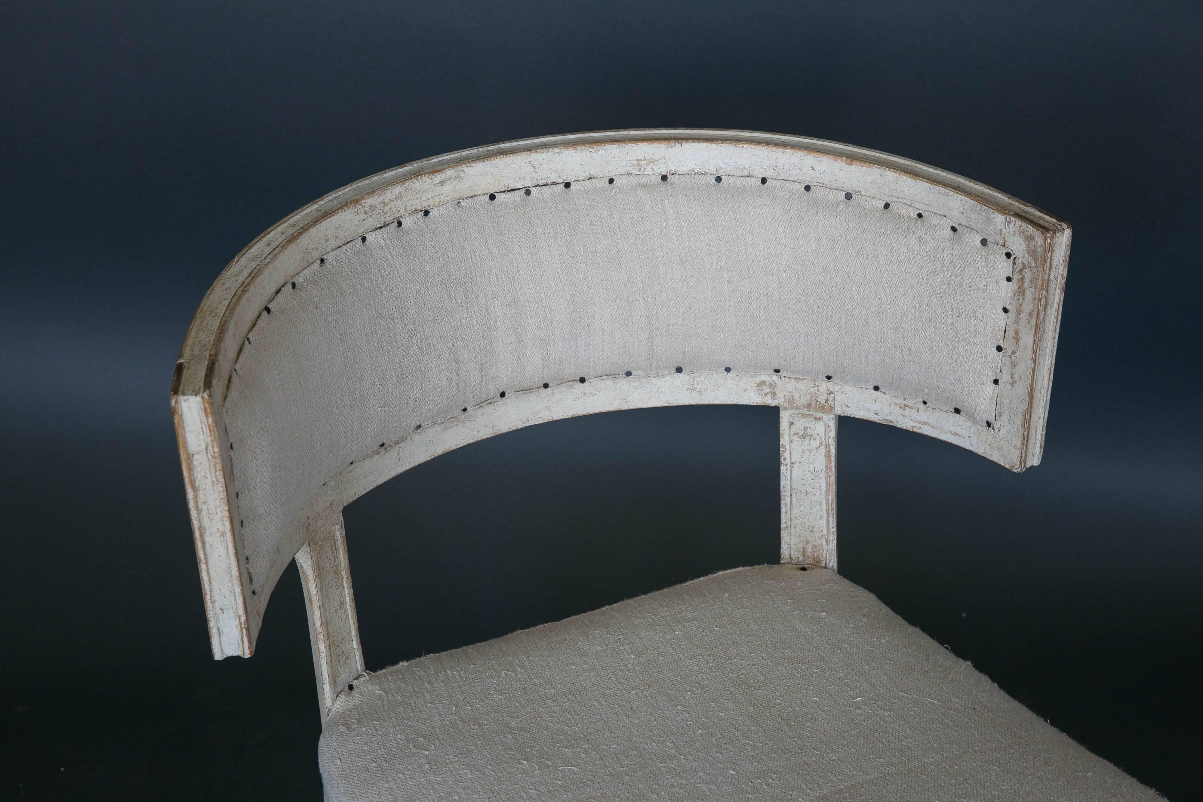 Antiker Gustavianischer Klismos-Stuhl aus dem 18. Jahrhundert. Dieses Design wurde von den Griechen im 5. Jahrhundert v. Chr. entwickelt. Der Stuhl Klismos hat vier geschwungene, gespreizte Beine und eine geschwungene Rückenlehne mit einer schmalen,